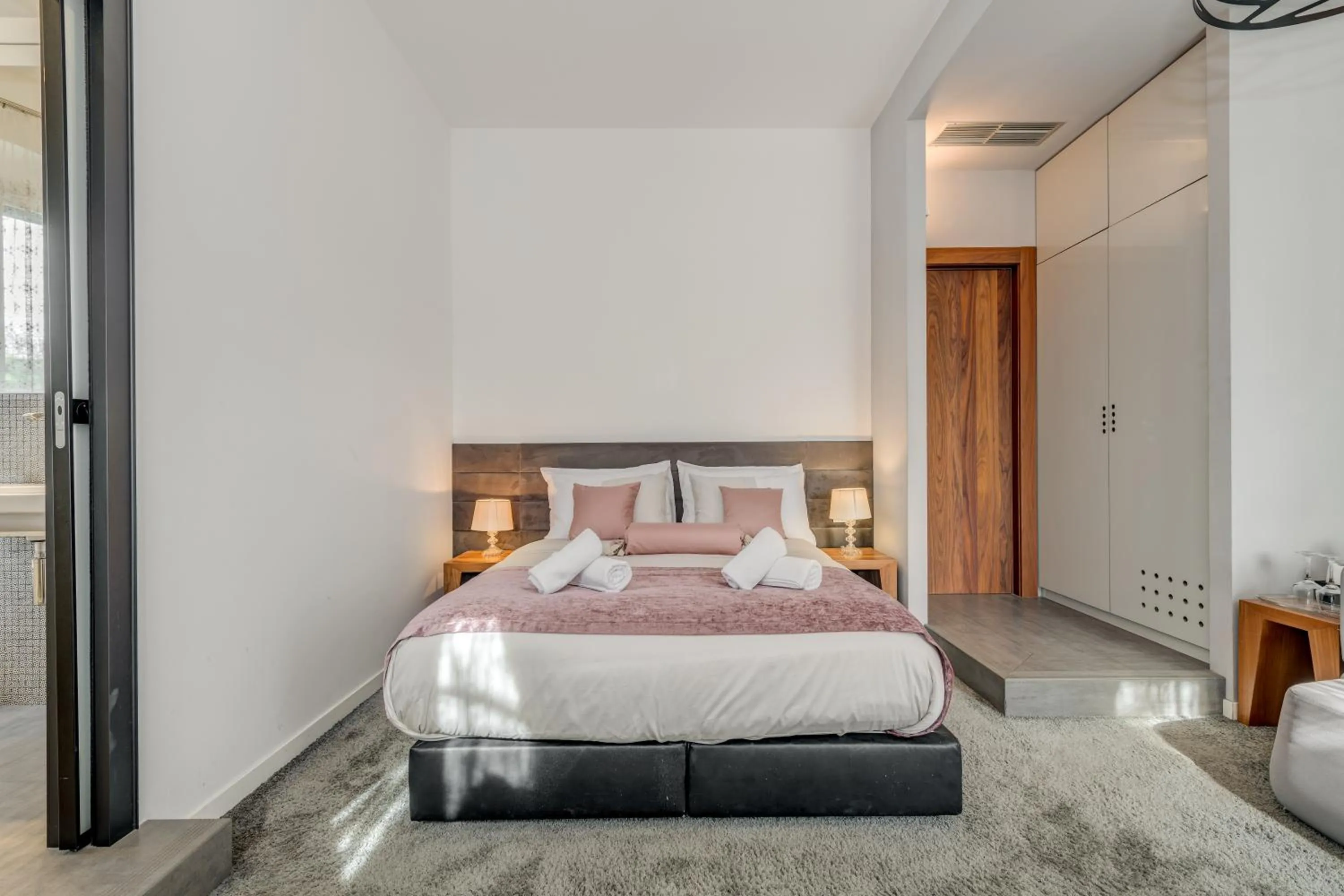 Photo of the whole room, Bed in Starlight Luxury Suites