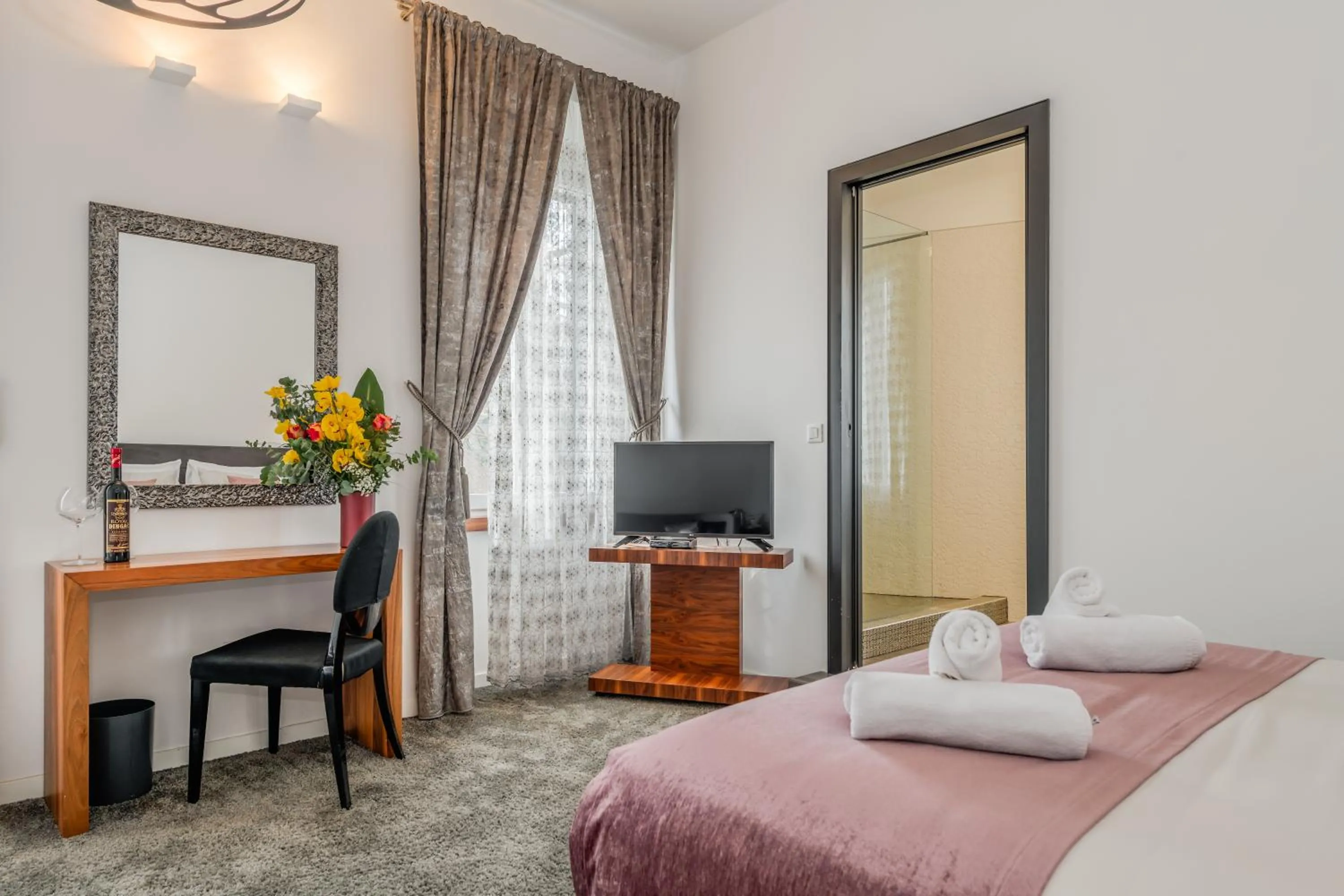 Bed in Starlight Luxury Suites