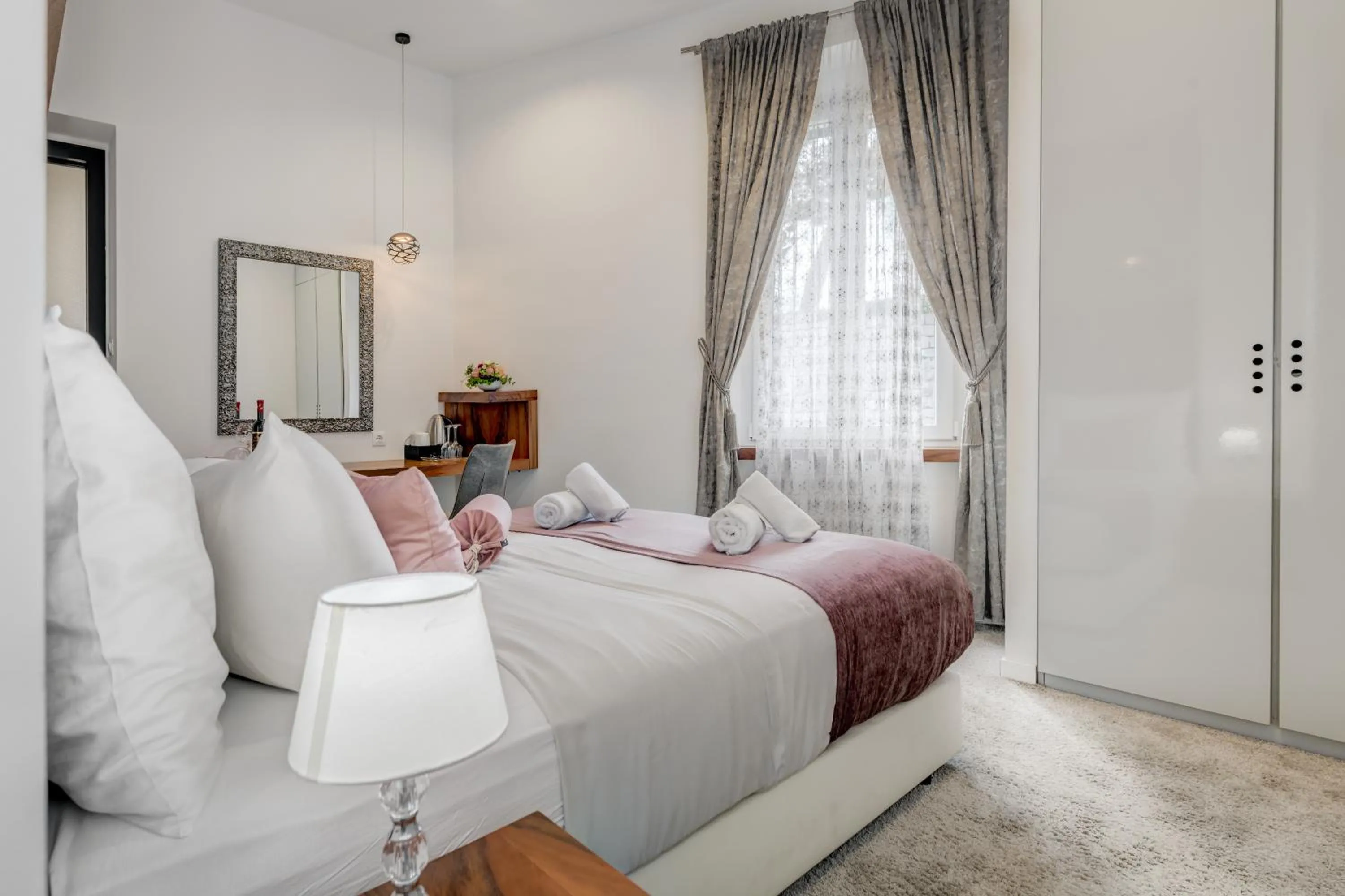 Photo of the whole room, Bed in Starlight Luxury Suites