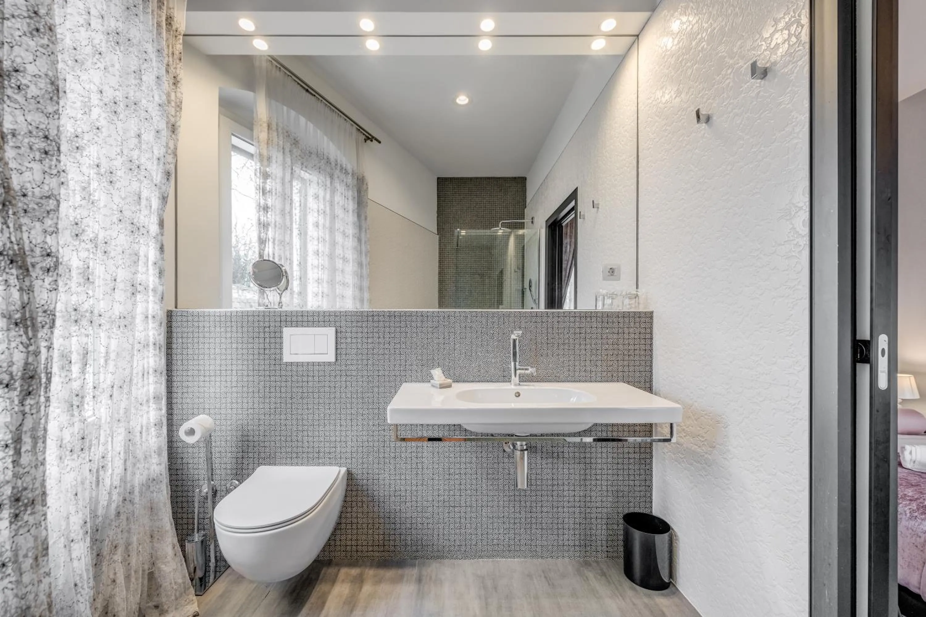Toilet in Starlight Luxury Suites