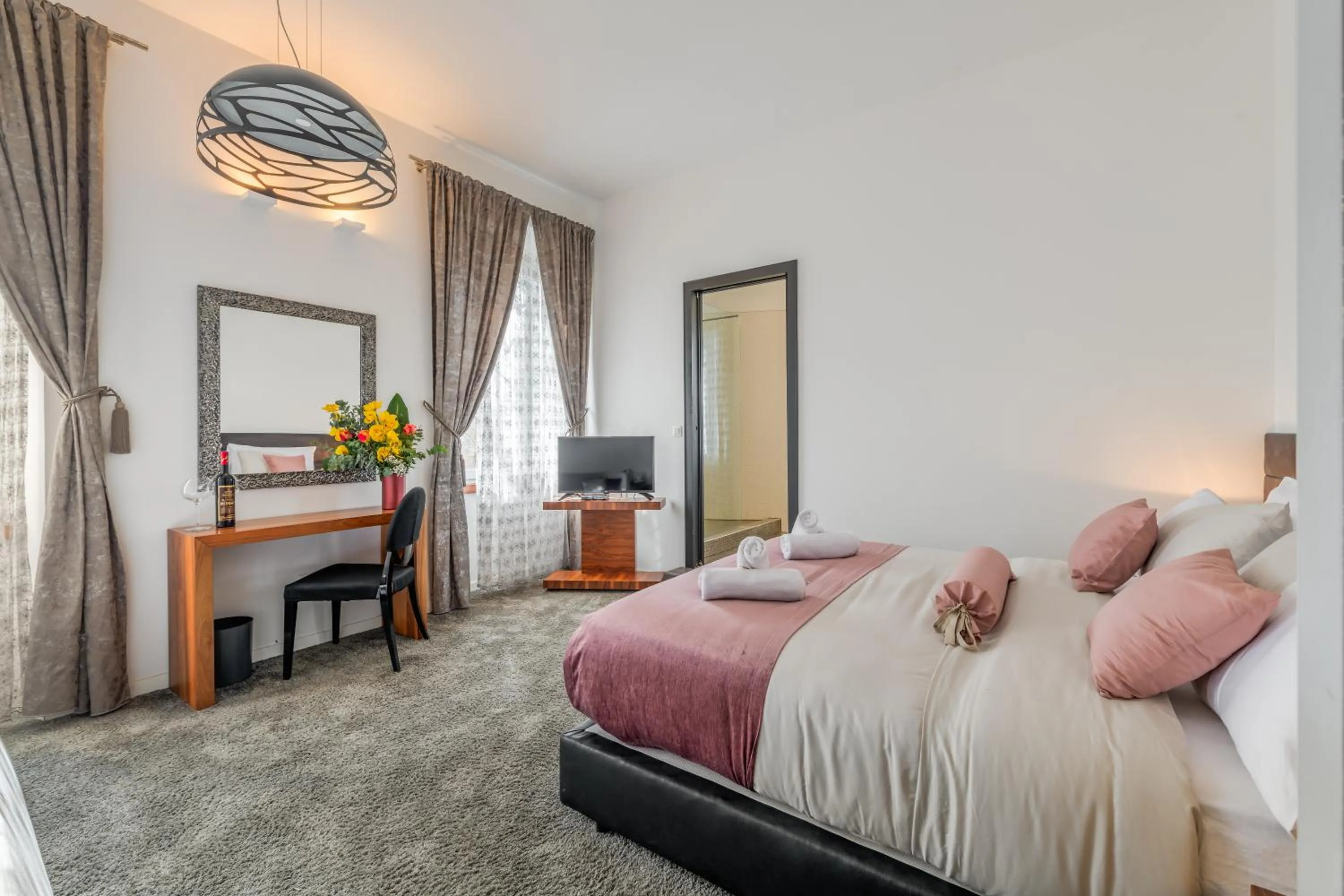 Bedroom, Bed in Starlight Luxury Suites