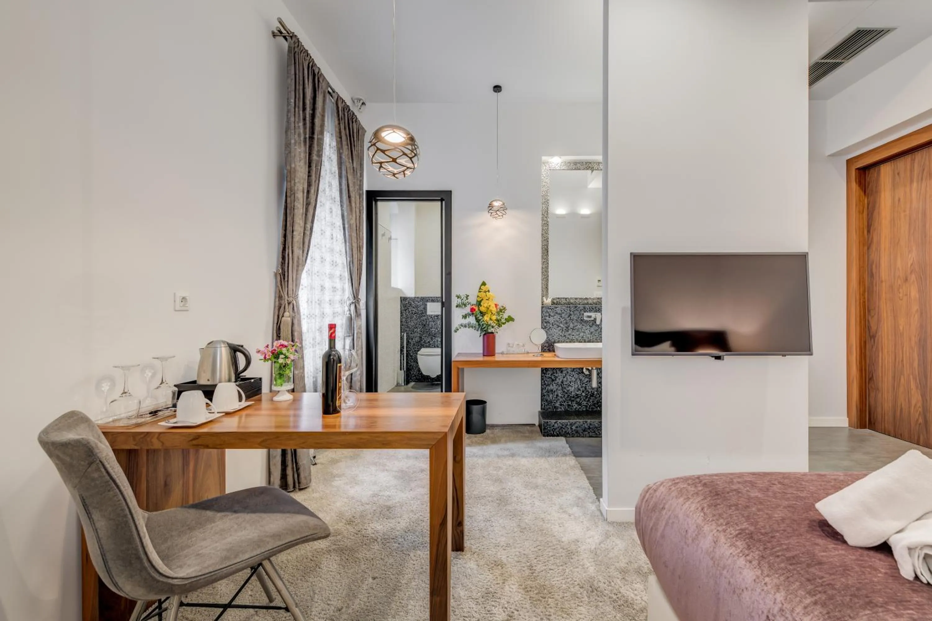 TV and multimedia in Starlight Luxury Suites