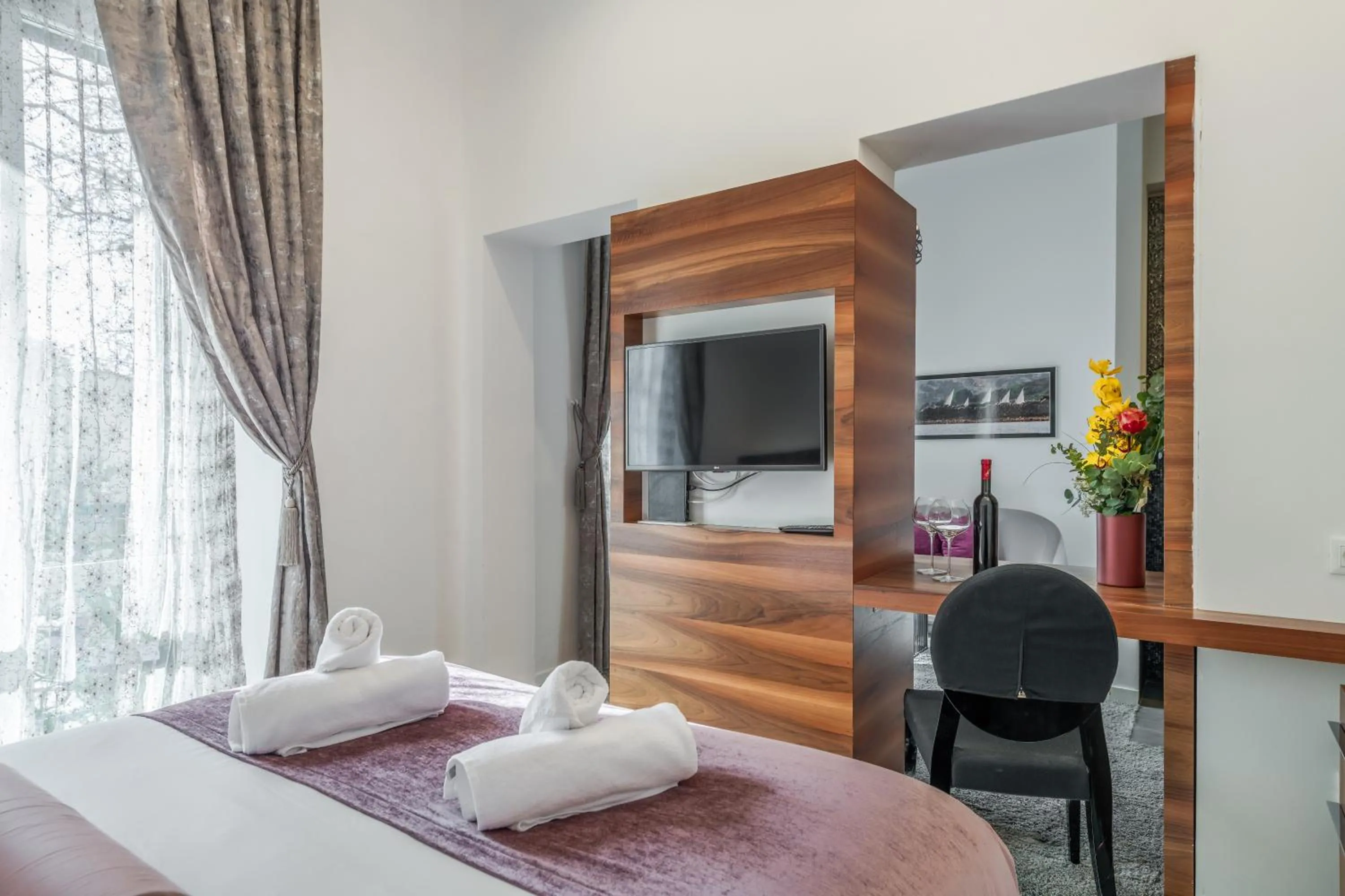 TV and multimedia, Bed in Starlight Luxury Suites