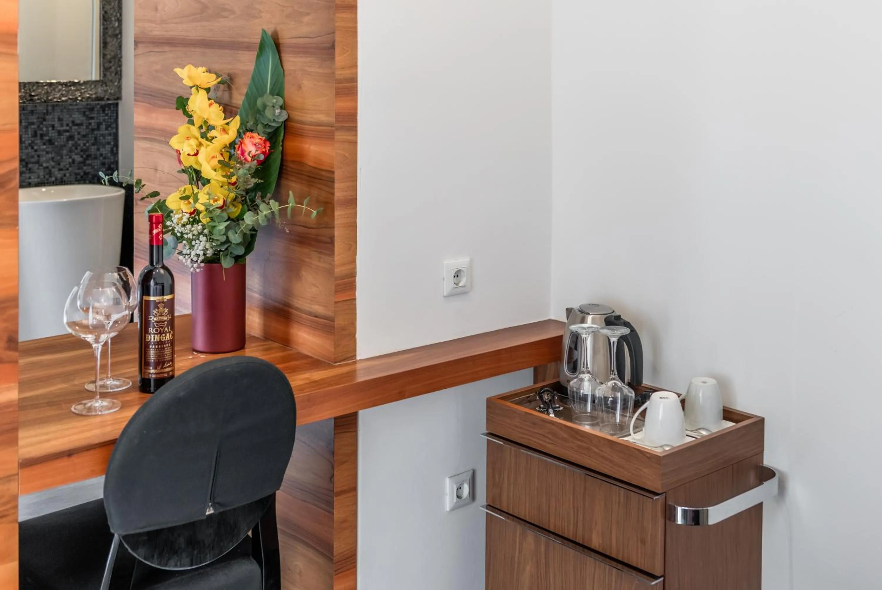 Coffee/tea facilities in Starlight Luxury Suites