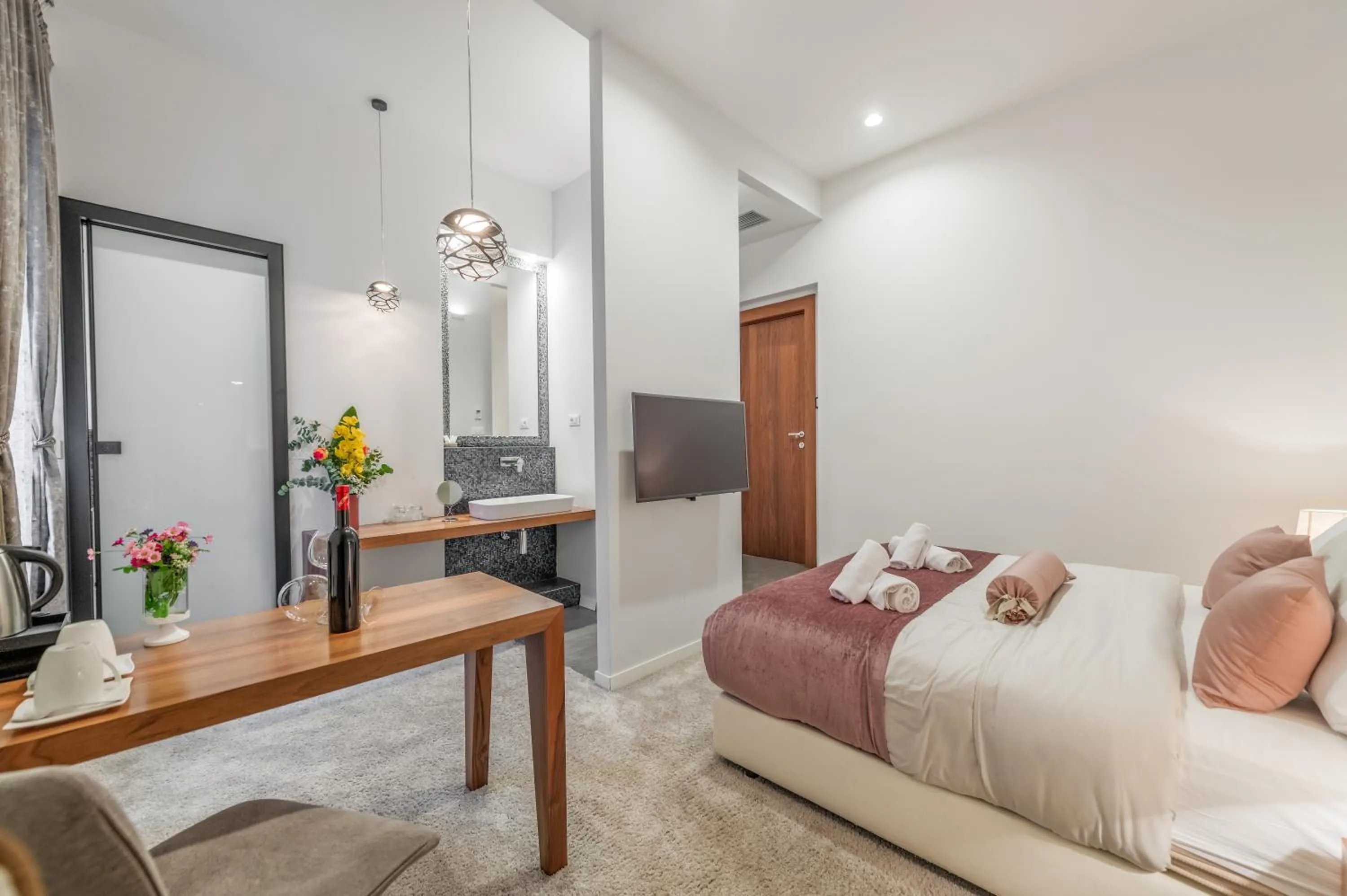TV and multimedia, Bed in Starlight Luxury Suites