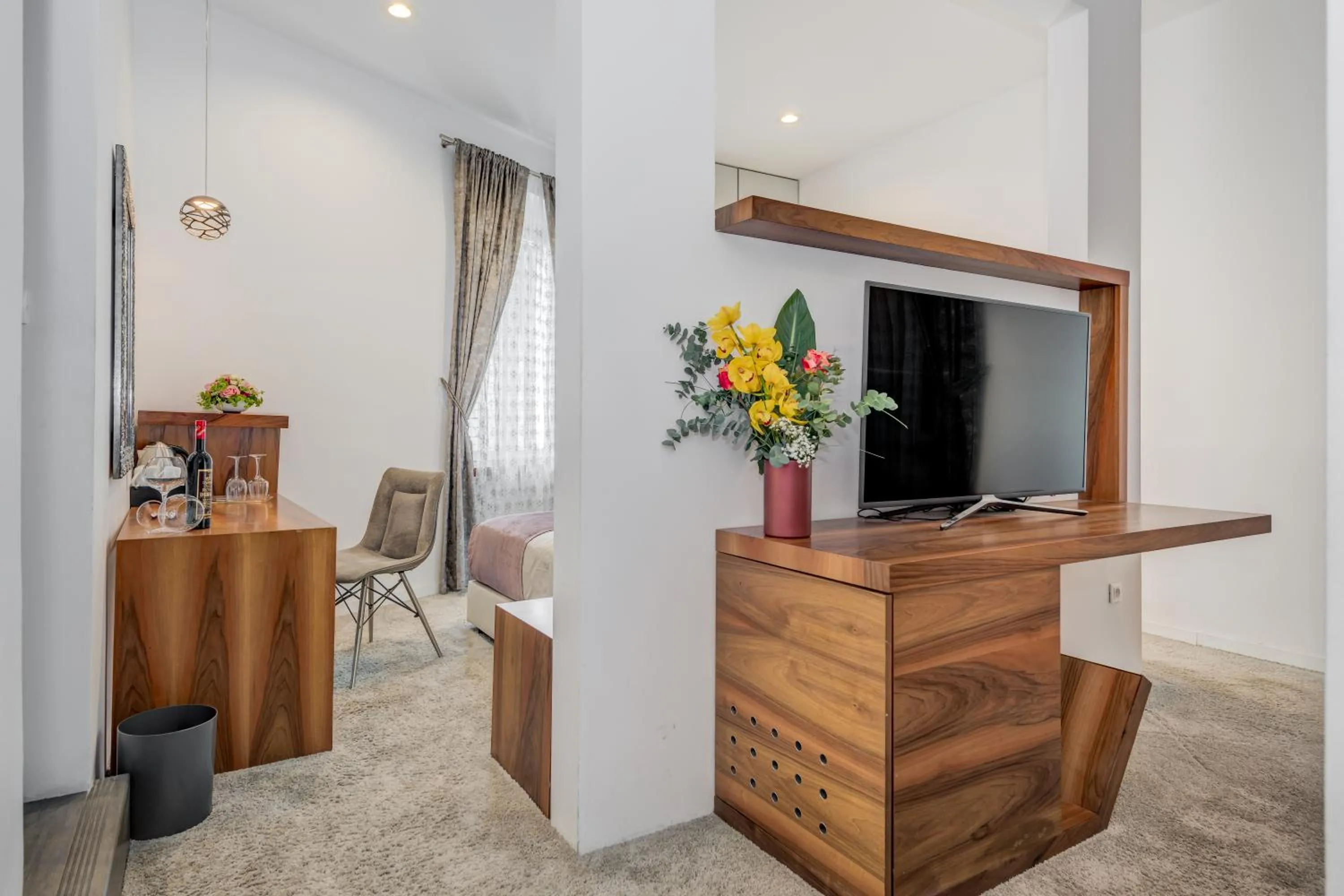TV and multimedia in Starlight Luxury Suites