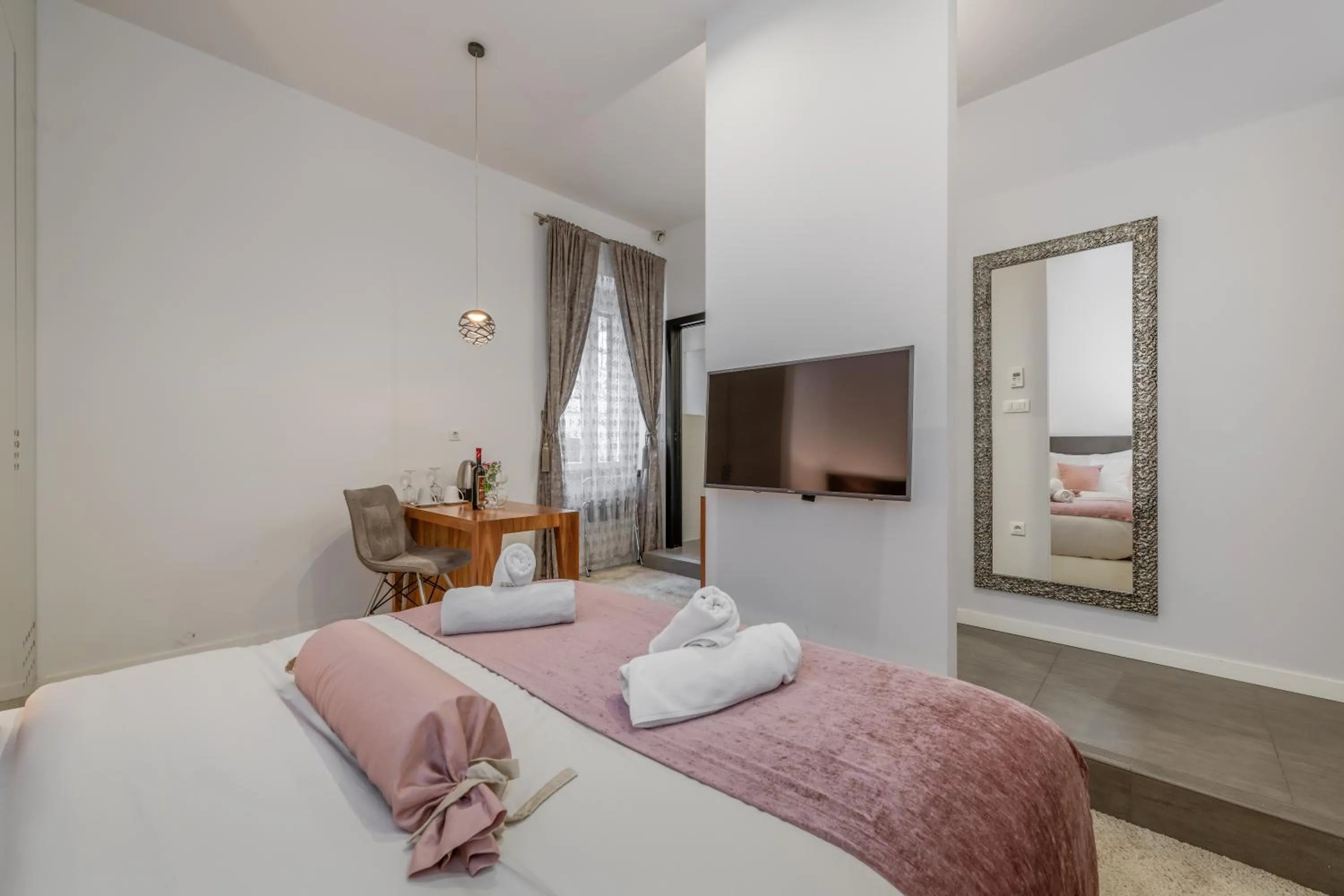 Bedroom, Bed in Starlight Luxury Suites