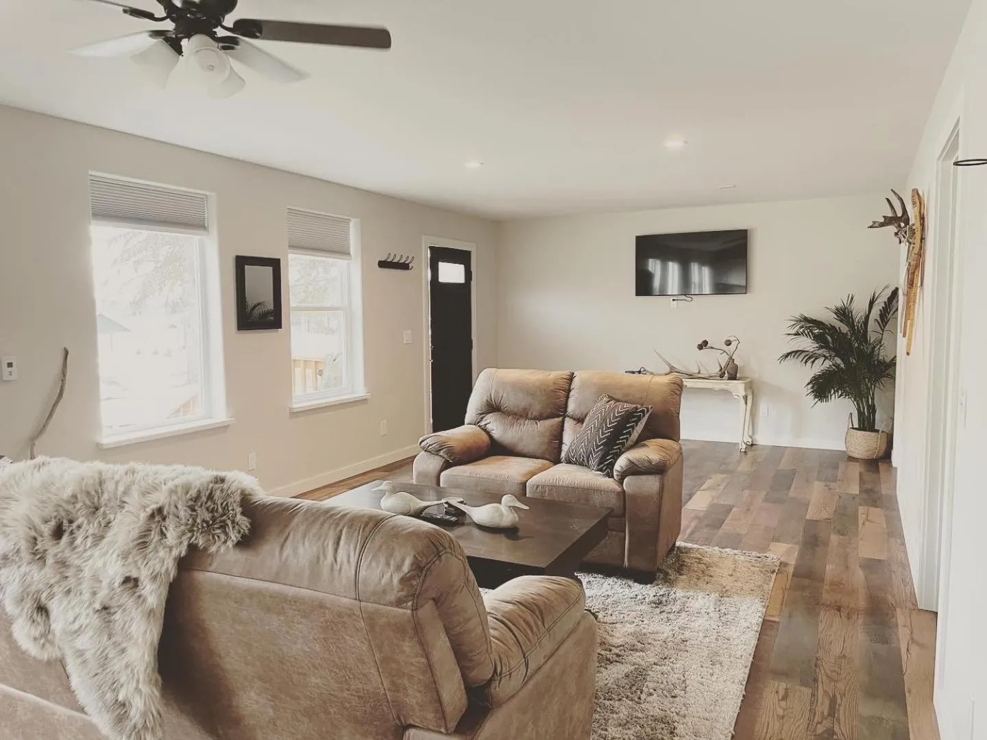 Alaska Lake + Lodge at Longmere