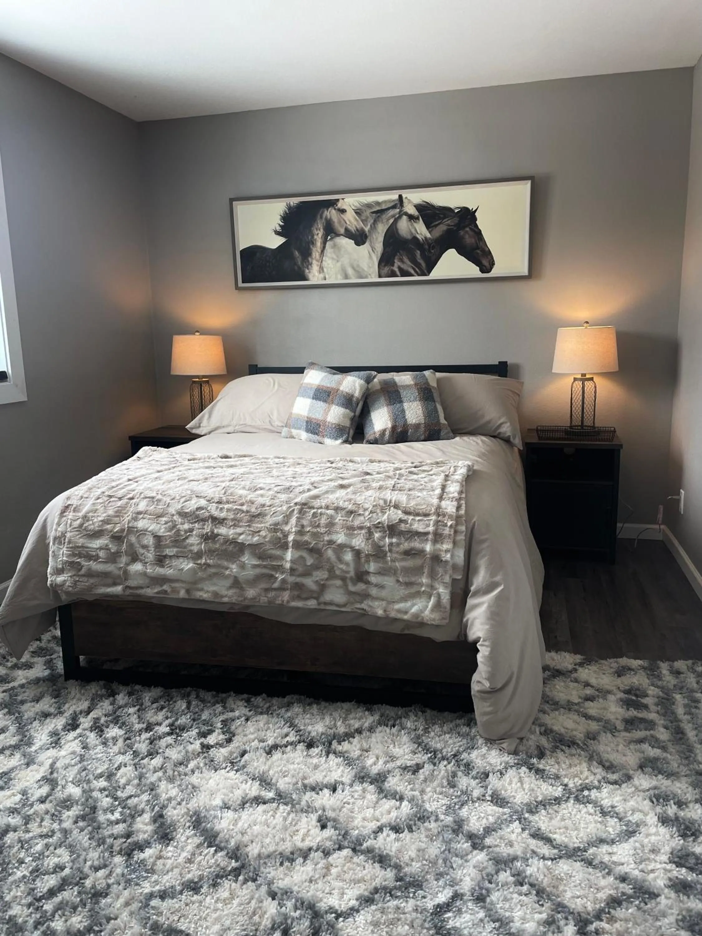 Bed in Alaska Lake + Lodge at Longmere