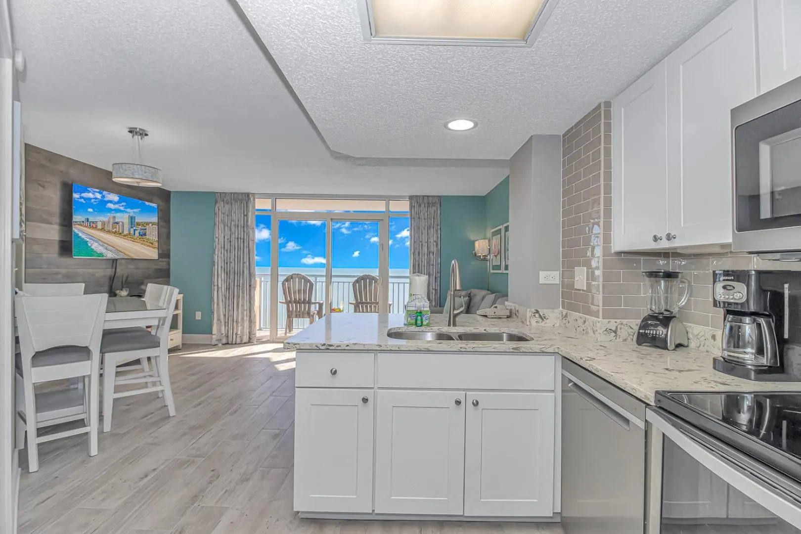 Immaculate! Beautifully Renovated Oceanfront 1 Bedroom Suite - Sleeps 6! - Roxanne Towers Unit 804