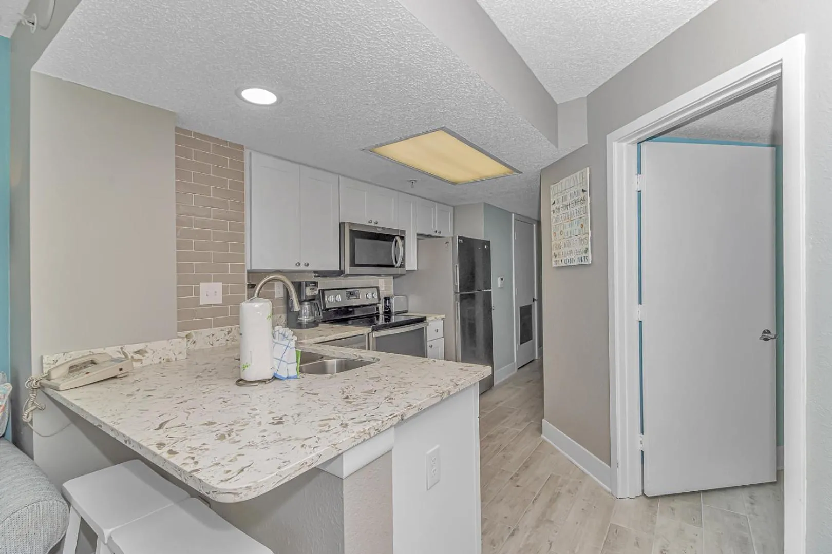 Immaculate! Beautifully Renovated Oceanfront 1 Bedroom Suite - Sleeps 6! - Roxanne Towers Unit 804
