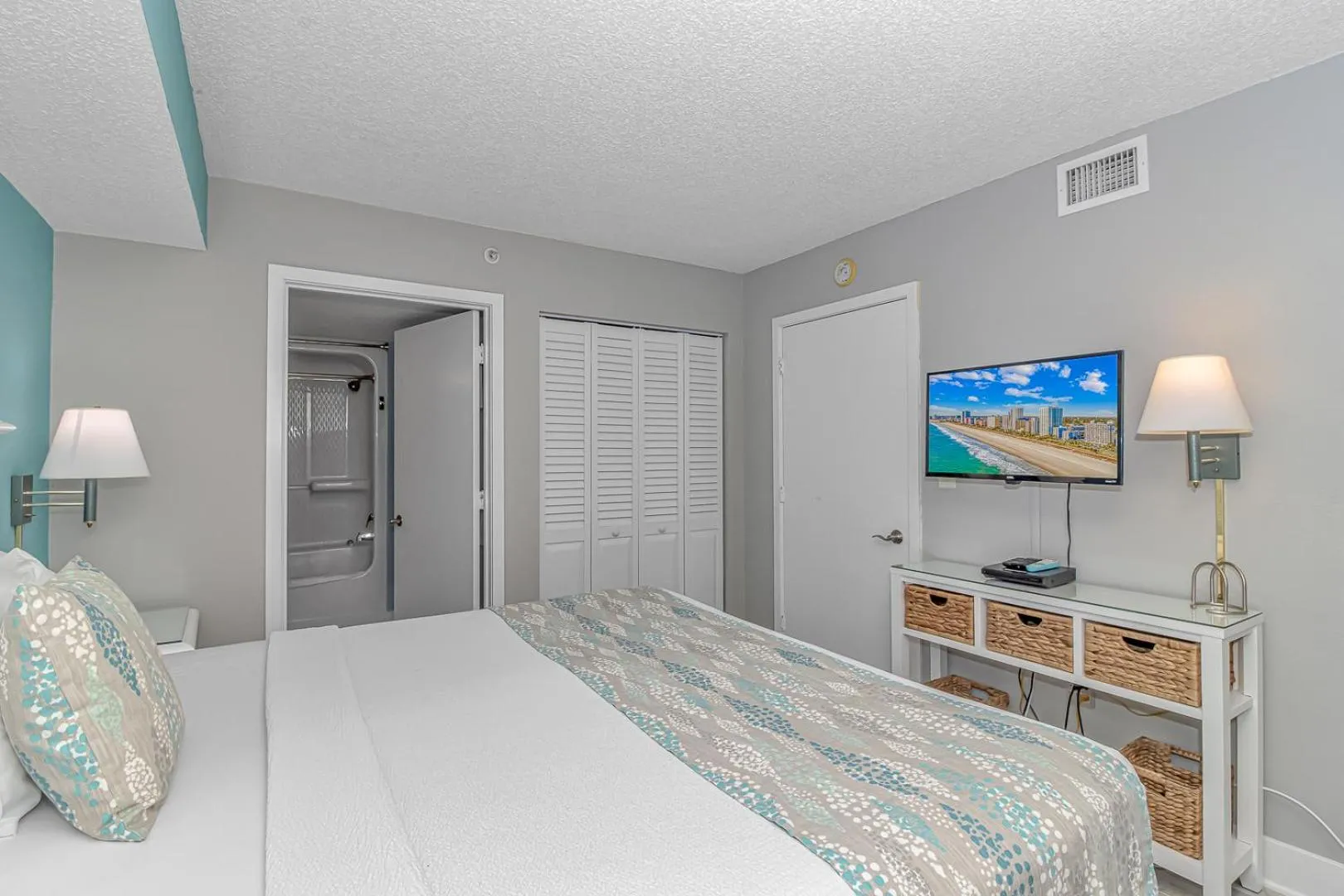 Bed in Immaculate! Beautifully Renovated Oceanfront 1 Bedroom Suite - Sleeps 6! - Roxanne Towers Unit 804