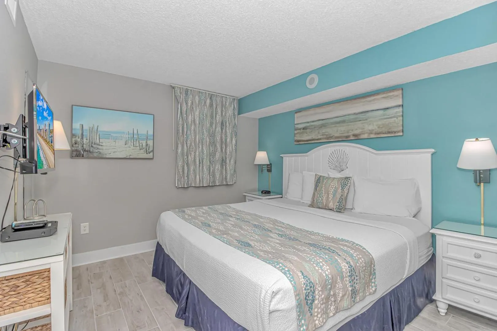 Bed in Immaculate! Beautifully Renovated Oceanfront 1 Bedroom Suite - Sleeps 6! - Roxanne Towers Unit 804