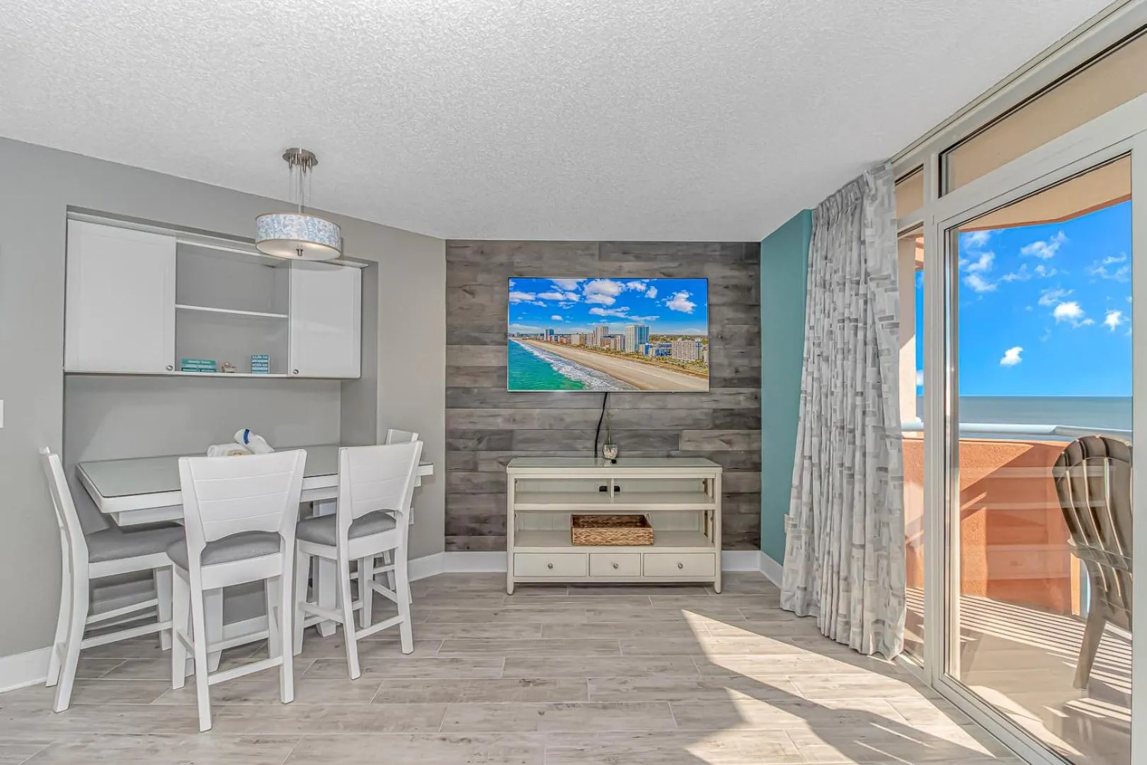 Immaculate! Beautifully Renovated Oceanfront 1 Bedroom Suite - Sleeps 6! - Roxanne Towers Unit 804