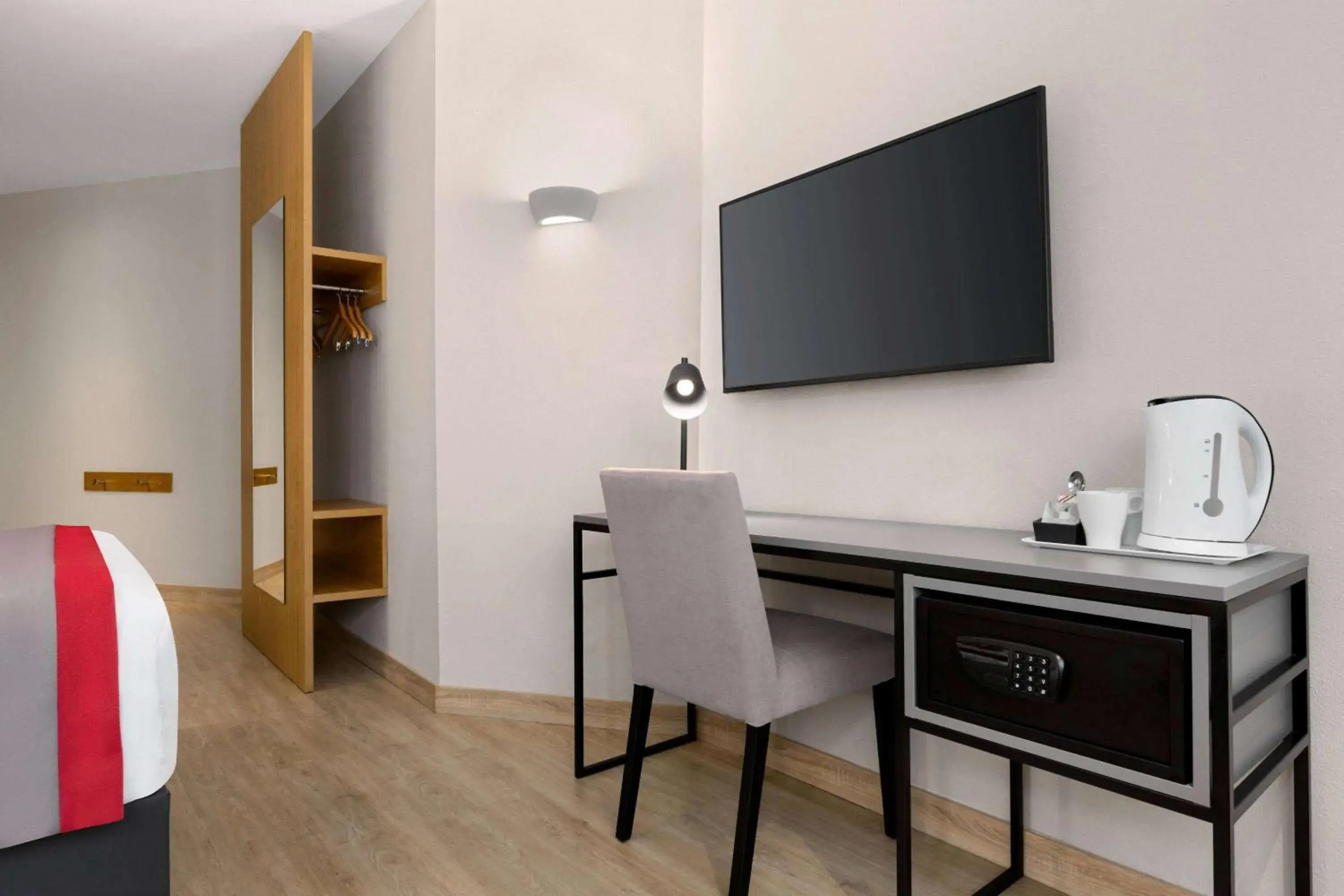 Photo of the whole room, TV/Entertainment Center in Ramada by Wyndham Madrid Tres Cantos