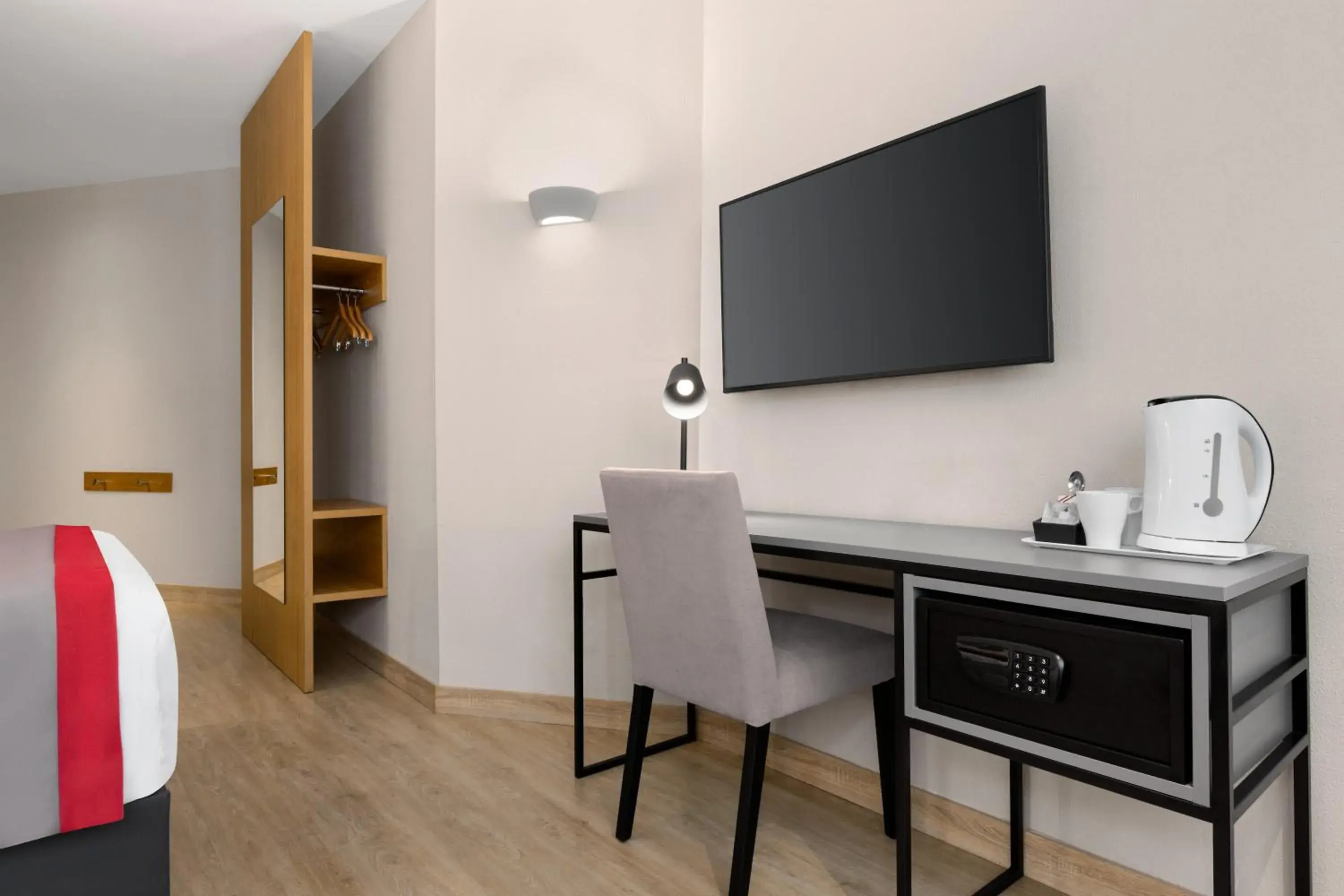 TV and multimedia, TV/Entertainment Center in Ramada by Wyndham Madrid Tres Cantos