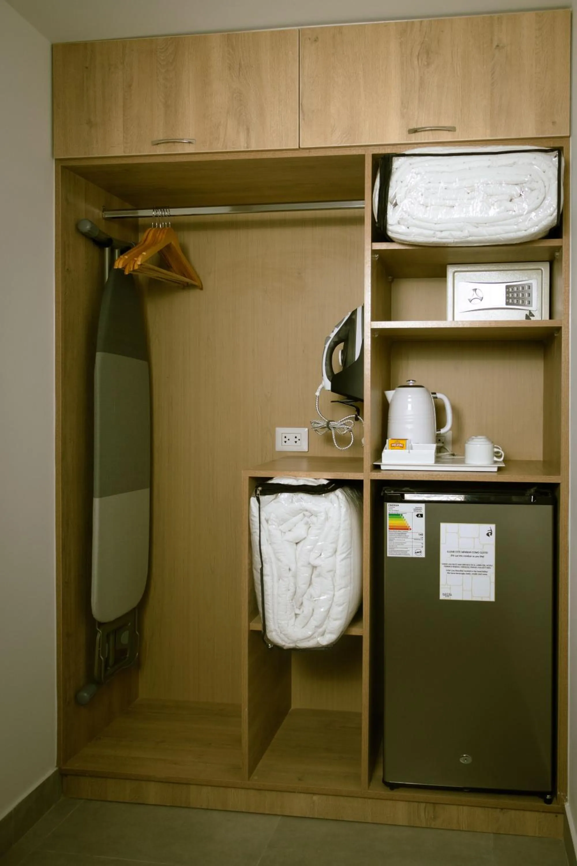 wardrobe in Baños del Inca Premium Hotel