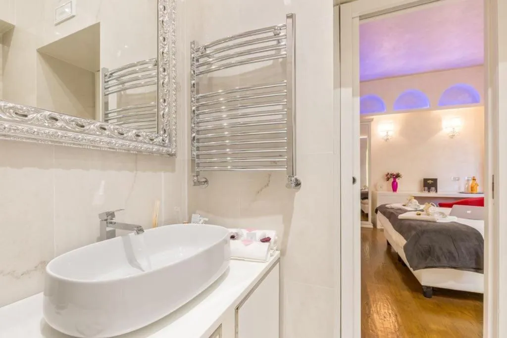 Shower, Bed in Piazza Venezia Luxury Suite