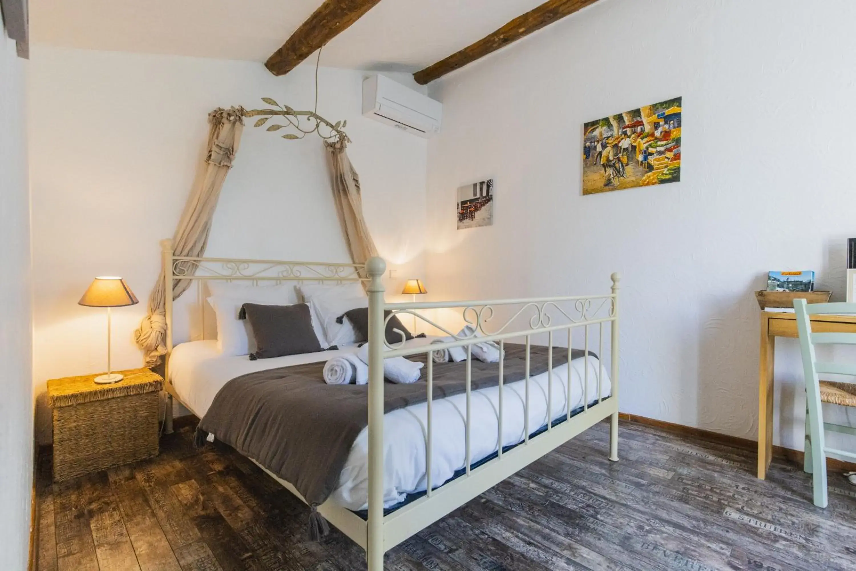 Double Room in Chambre d'hôtes - B&B - Fleur de coton chez Manon en Luberon Double Room in Chambre d'hôtes - B&B - Fleur de coton chez Manon en Luberon