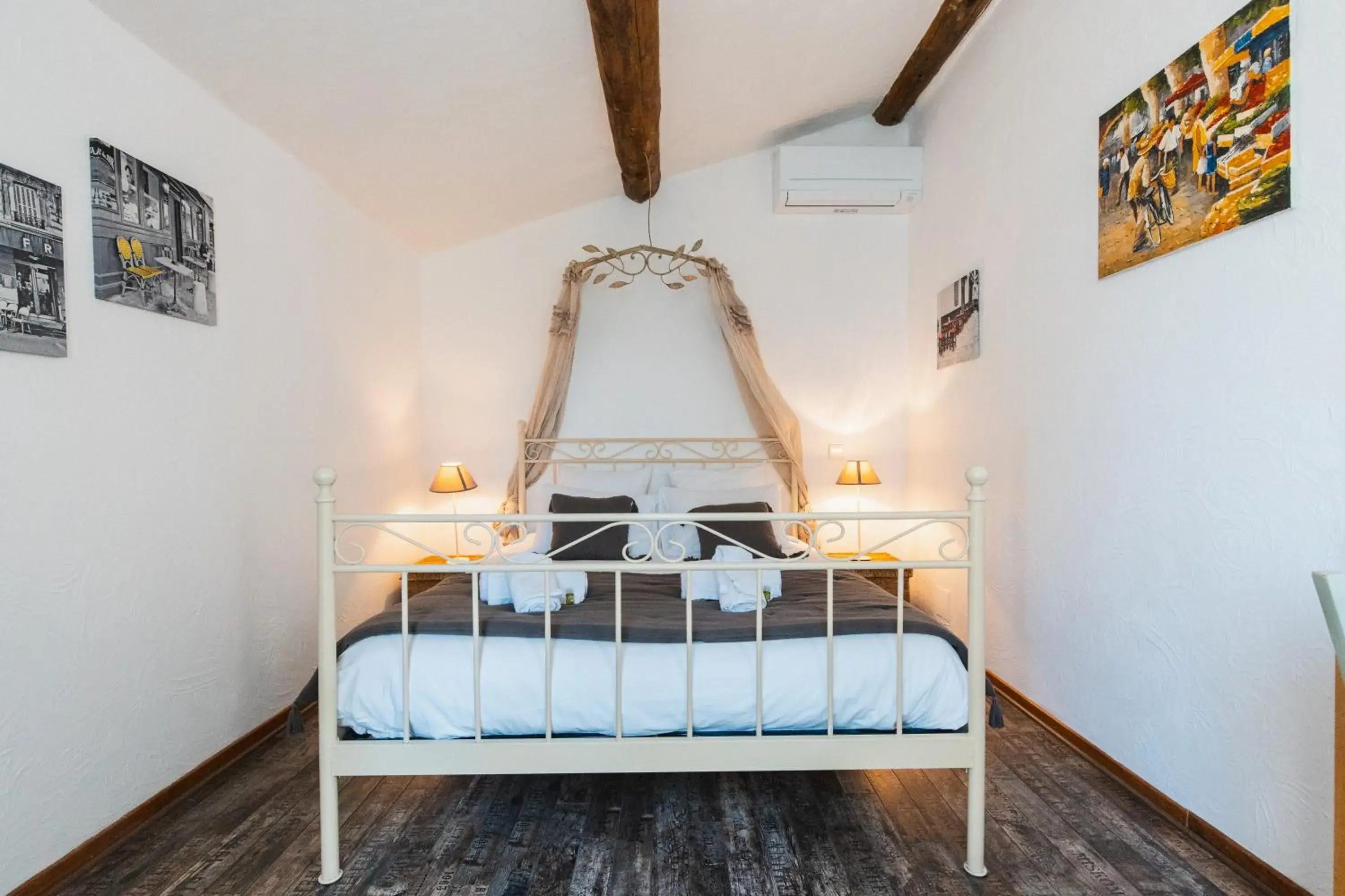 Double Room in Chambre d'hôtes - B&B - Fleur de coton chez Manon en Luberon Double Room in Chambre d'hôtes - B&B - Fleur de coton chez Manon en Luberon