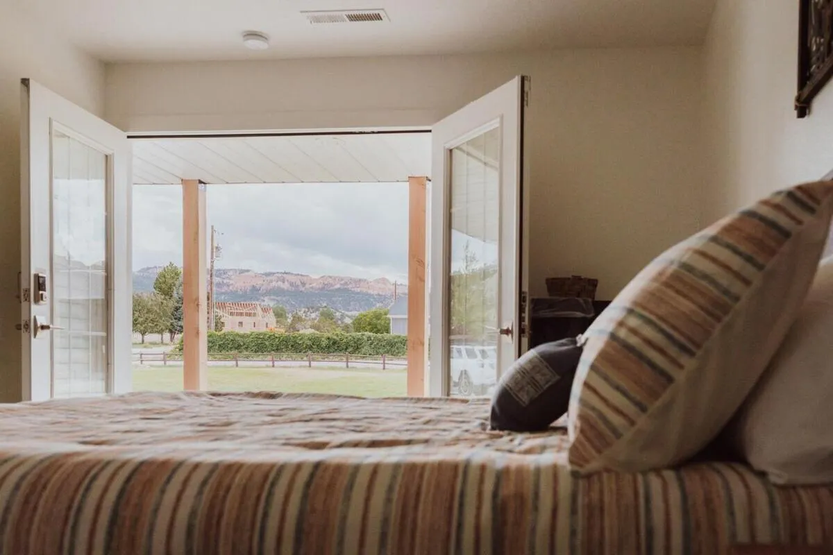 Deluxe King Room in Happy Trails West Inn