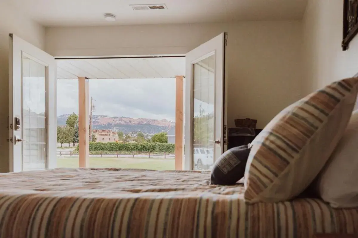 Deluxe King Room in Happy Trails West Inn Deluxe King Room in Happy Trails West Inn