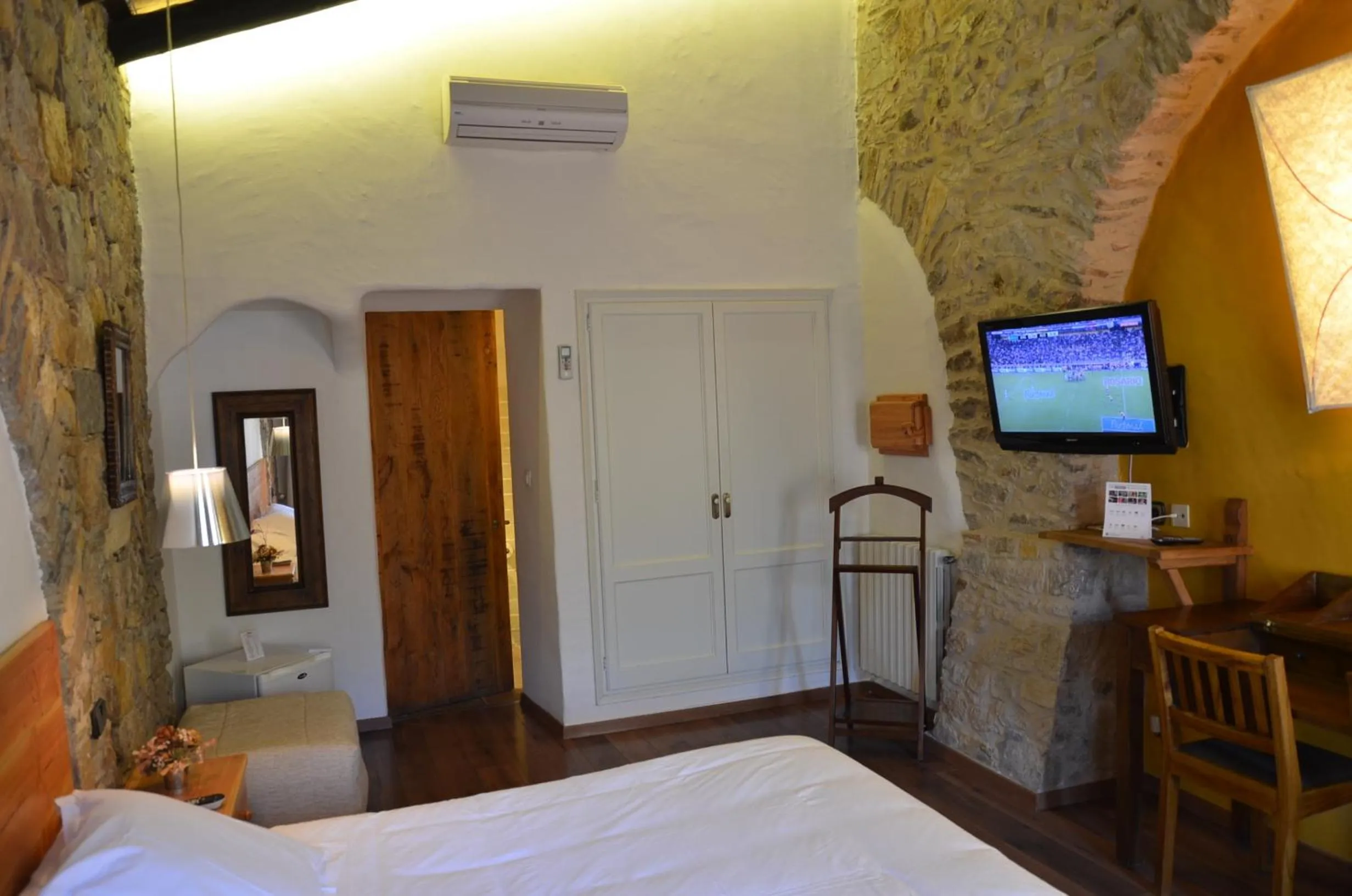 Photo of the whole room, Bed in Hotel Galena Mas Comangau