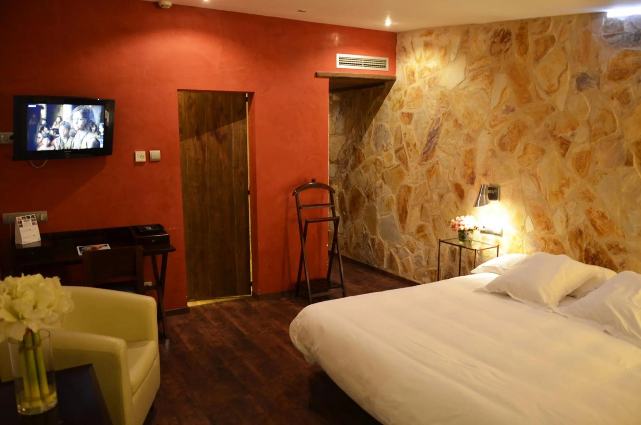 Photo of the whole room, Bed in Hotel Galena Mas Comangau