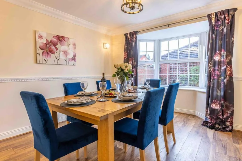 Spacious house in quiet cul-de-sac near to Hospital