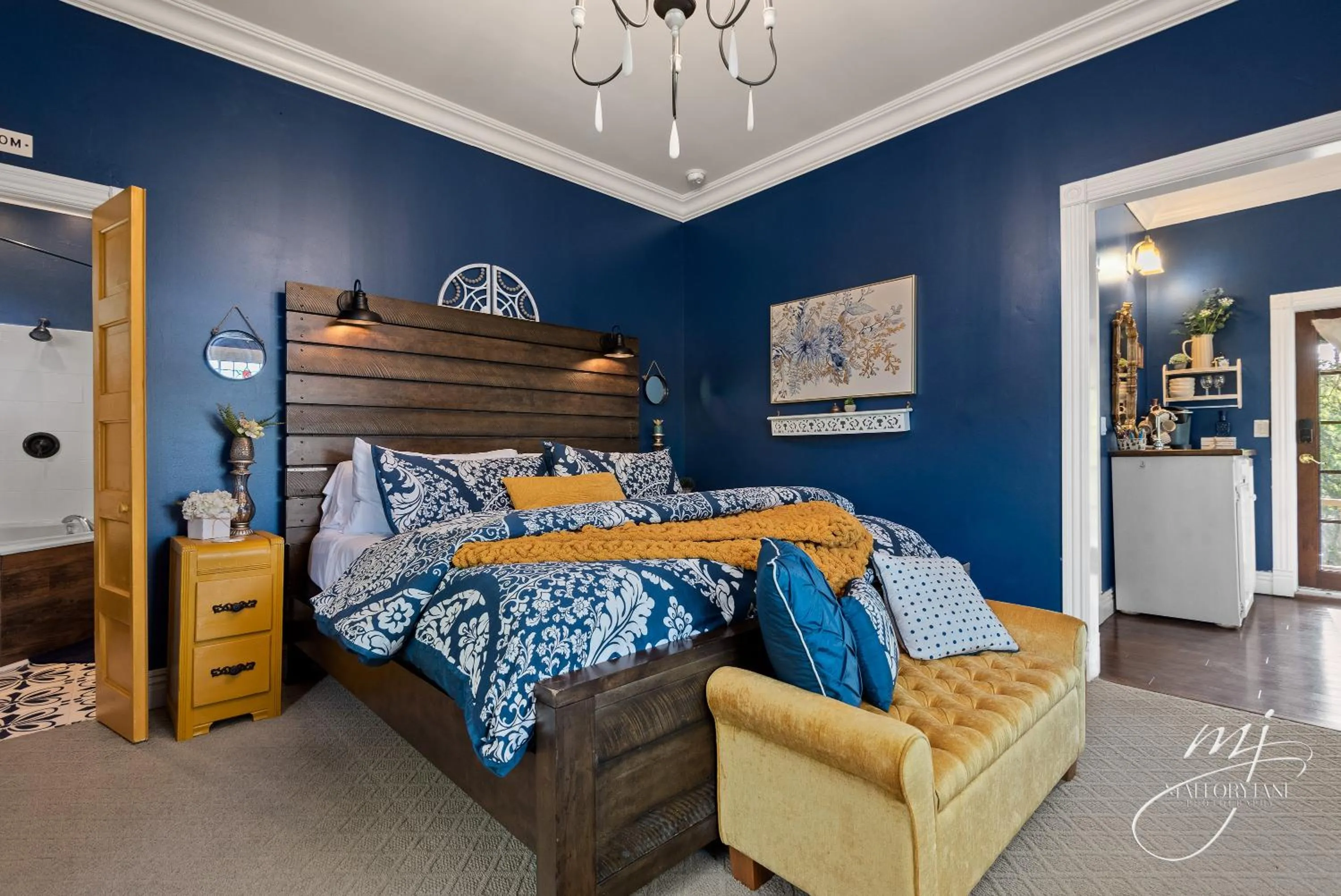 Bed in The 1883 Peabody House Bed & Breakfast