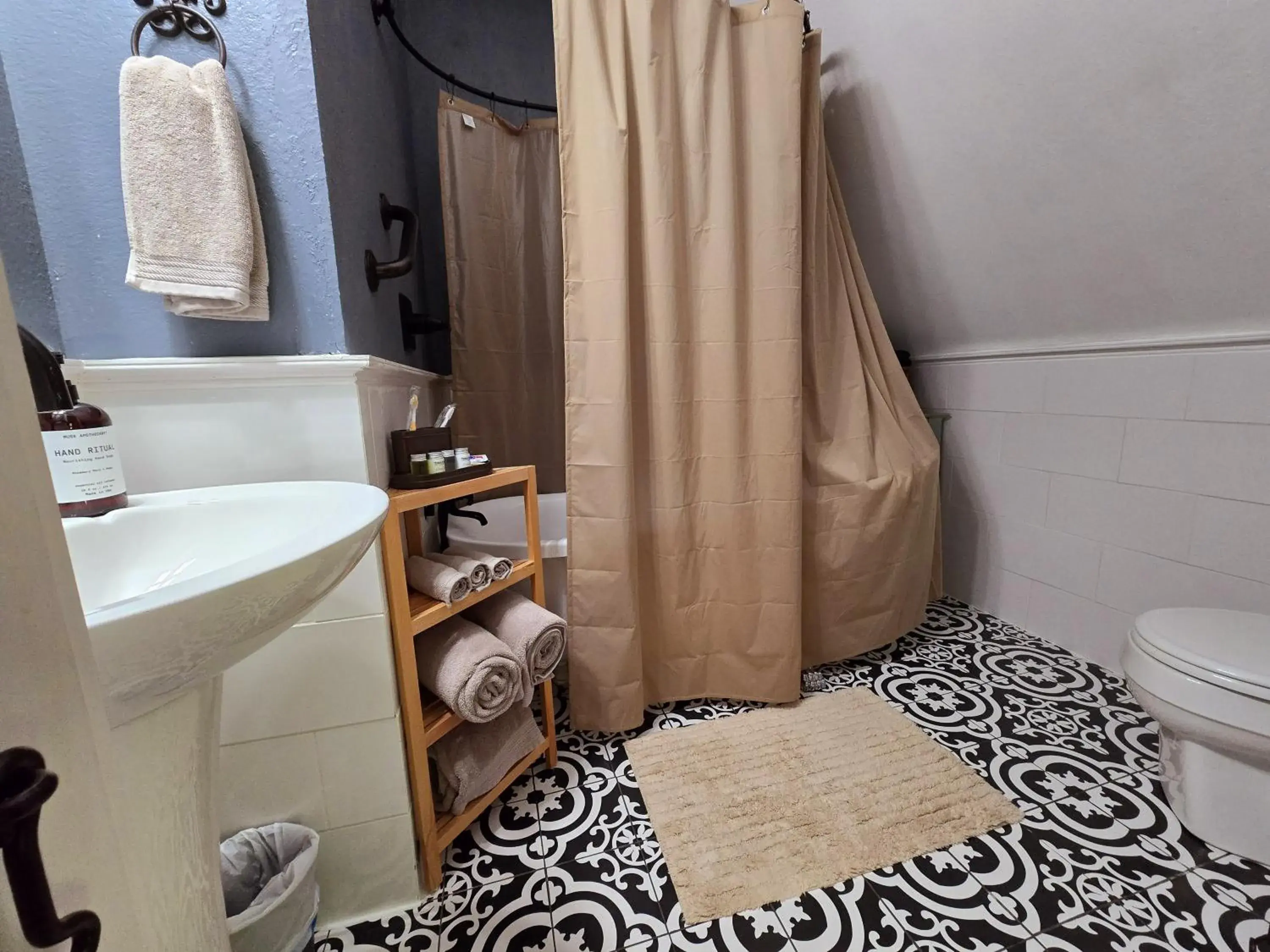 One-Bedroom Loft Apartment with Balcony in The 1883 Peabody House Bed & Breakfast One-Bedroom Loft Apartment with Balcony in The 1883 Peabody House Bed & Breakfast