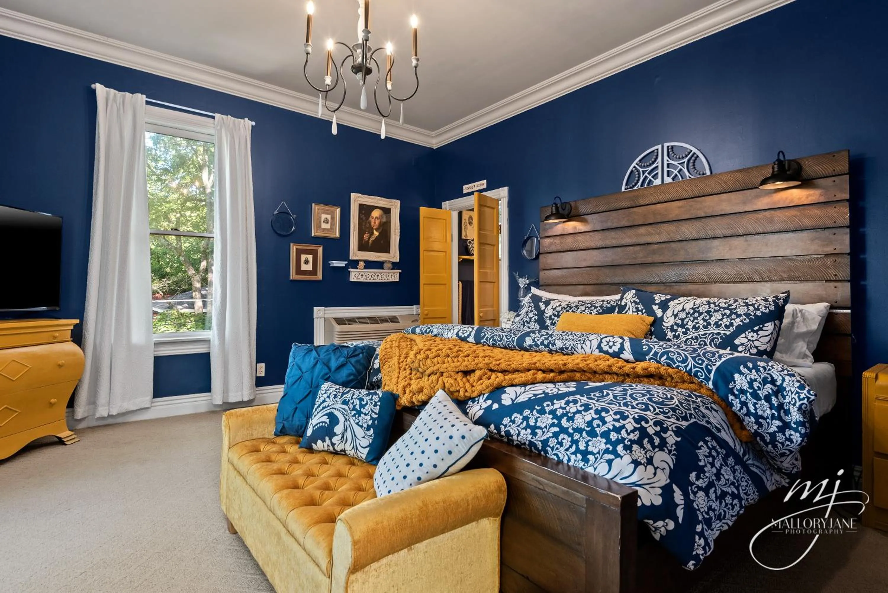 Bed in The 1883 Peabody House Bed & Breakfast