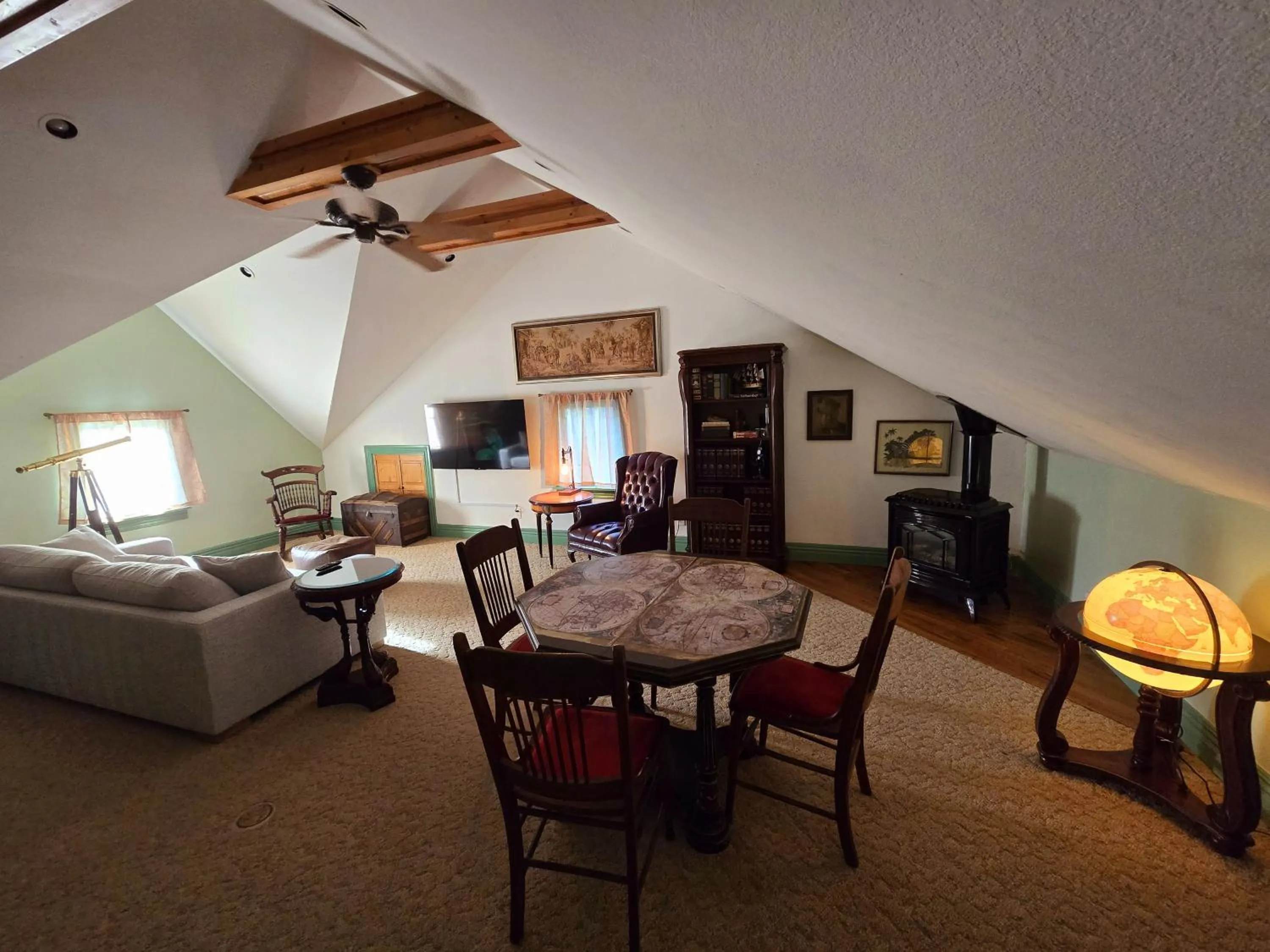 Living room in The 1883 Peabody House Bed & Breakfast