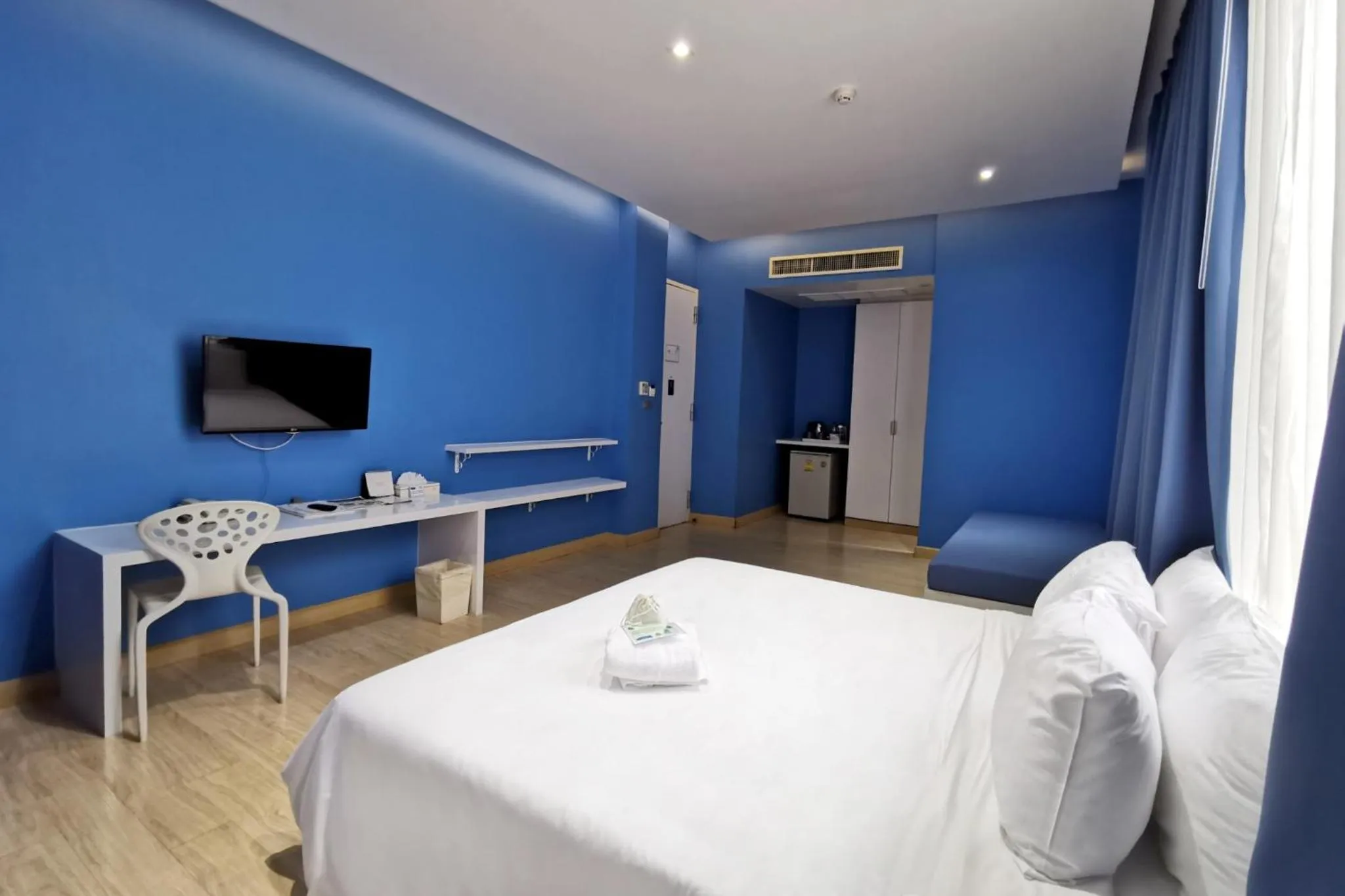 Bed in Beat Hotel Bangkok