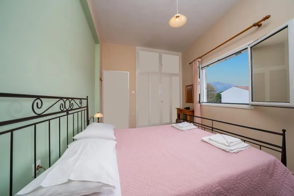 Photo of the whole room, Bed in Vasilakis Apartment