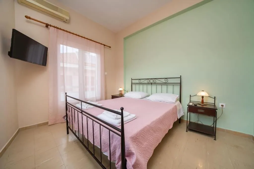 TV and multimedia, Bed in Vasilakis Apartment