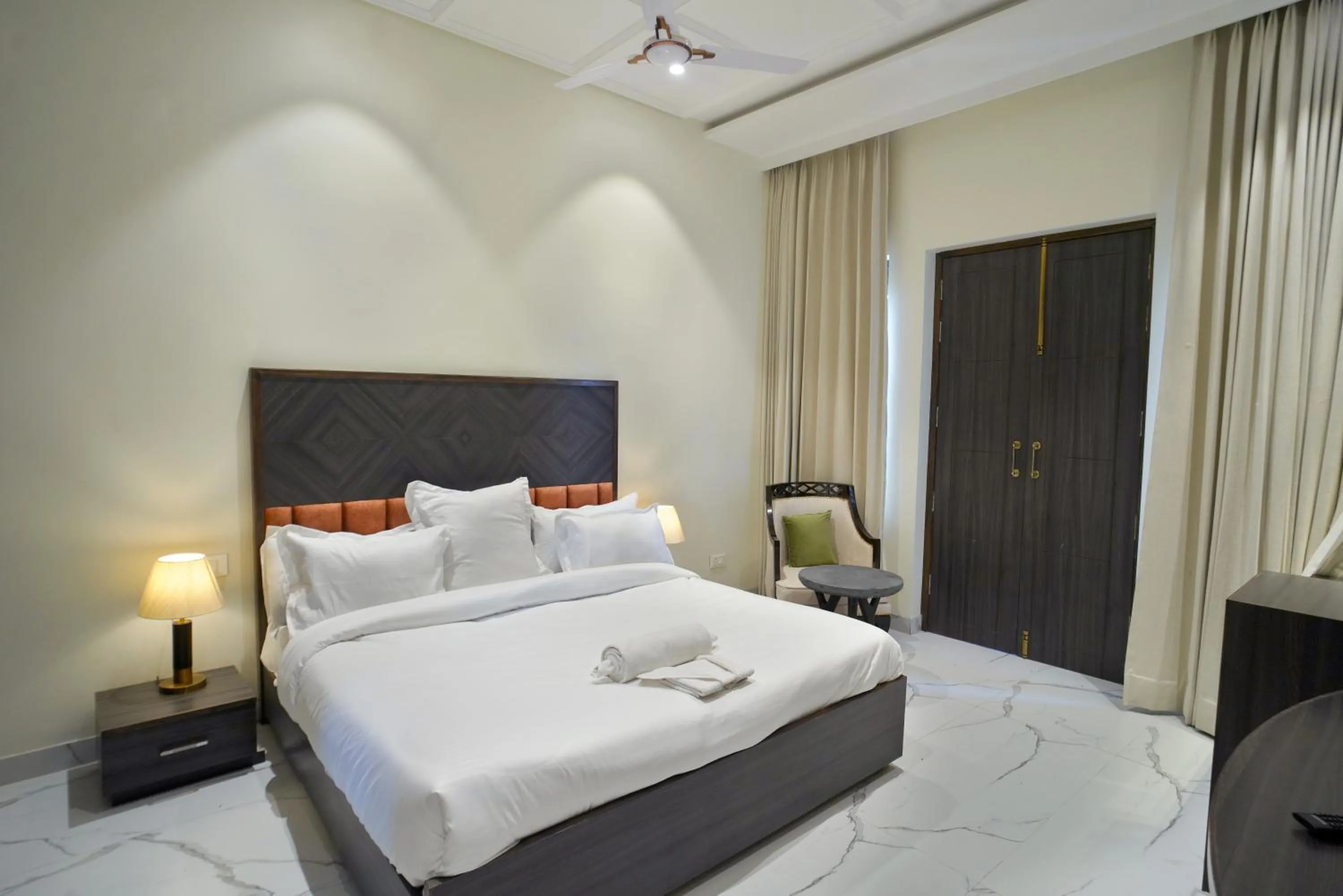 Bed in 5 States Resort