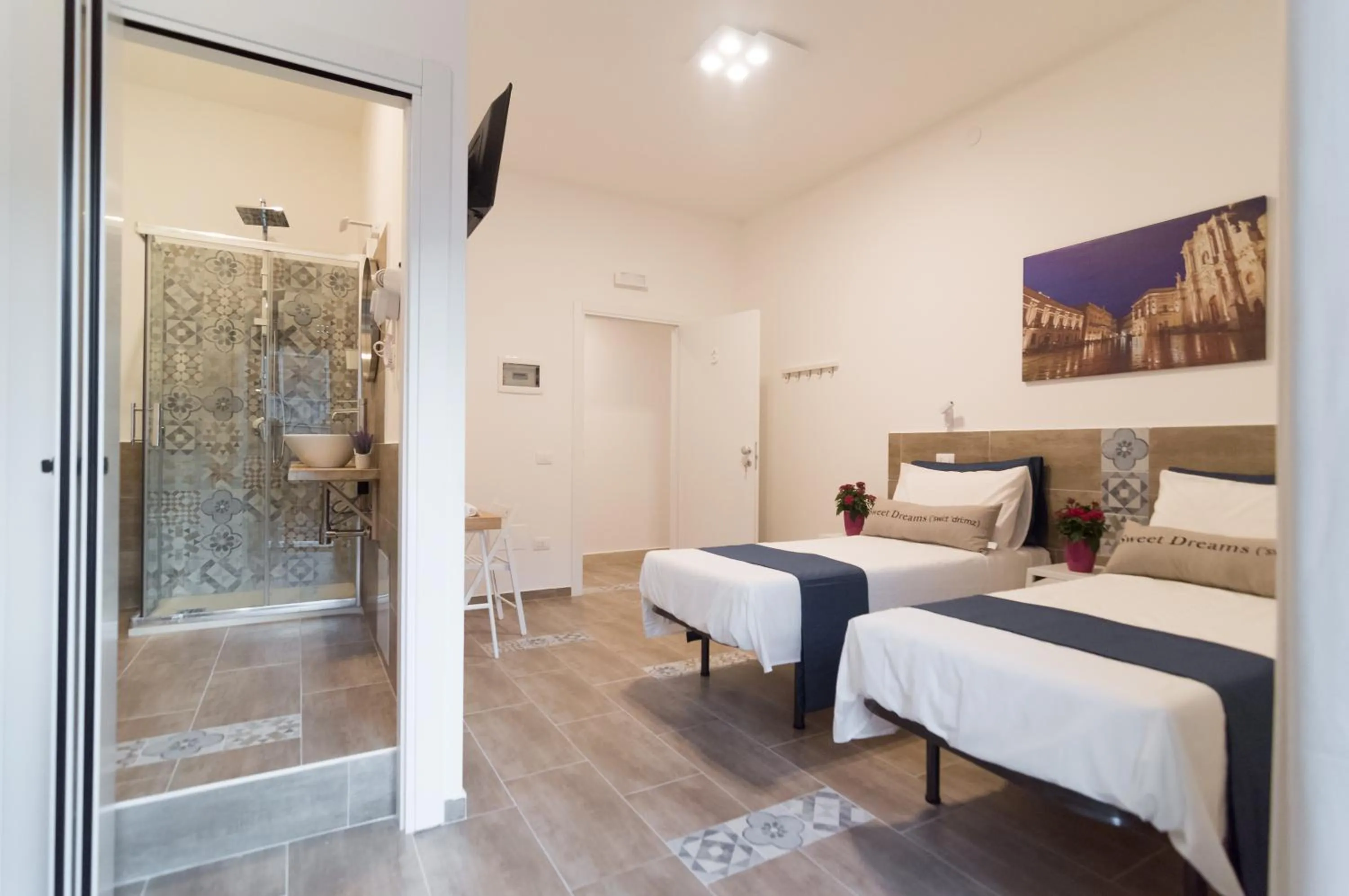 Twin Room with Private Bathroom in RAUDINO ROOMS