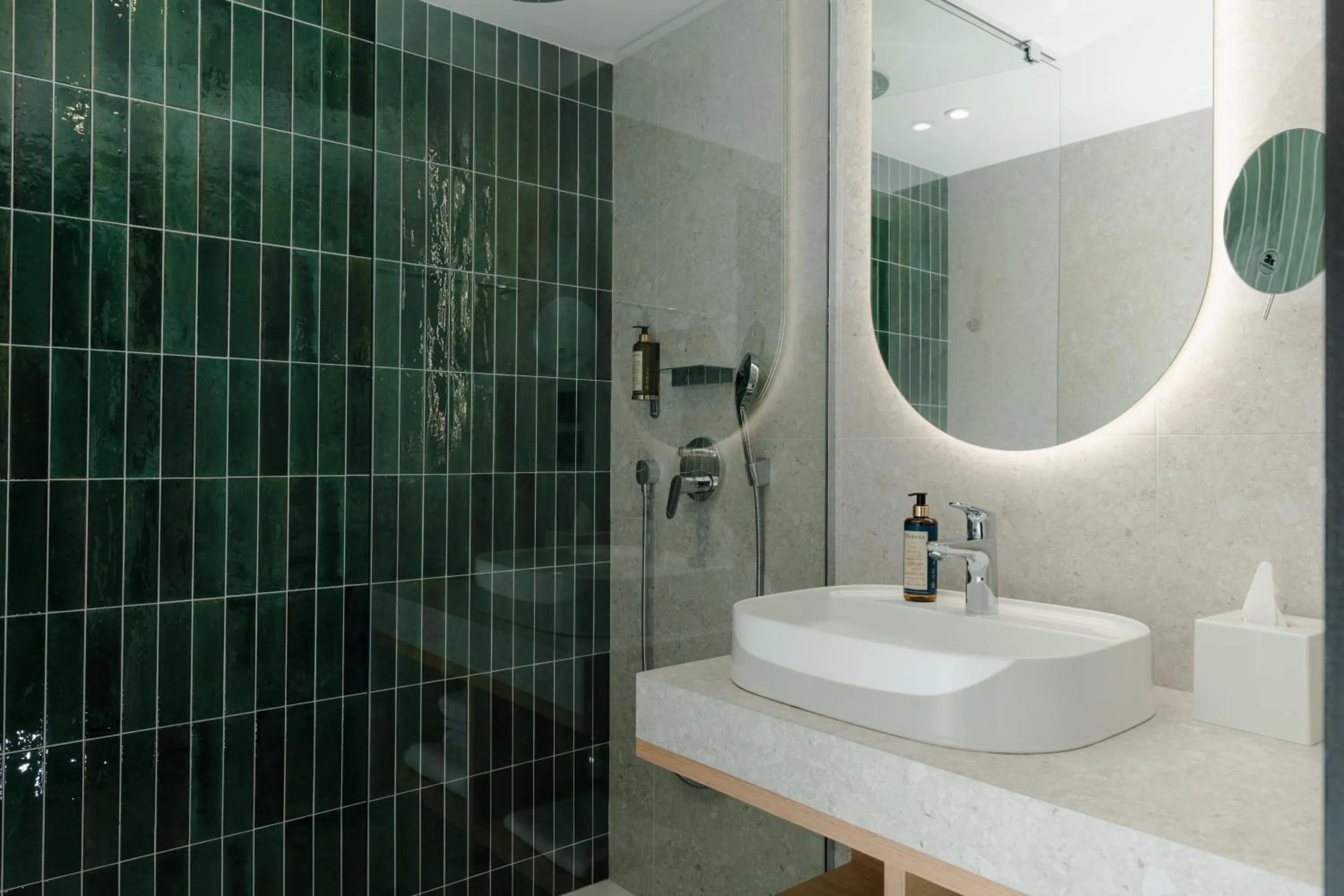 Shower in Hôtel Parc du Landreau