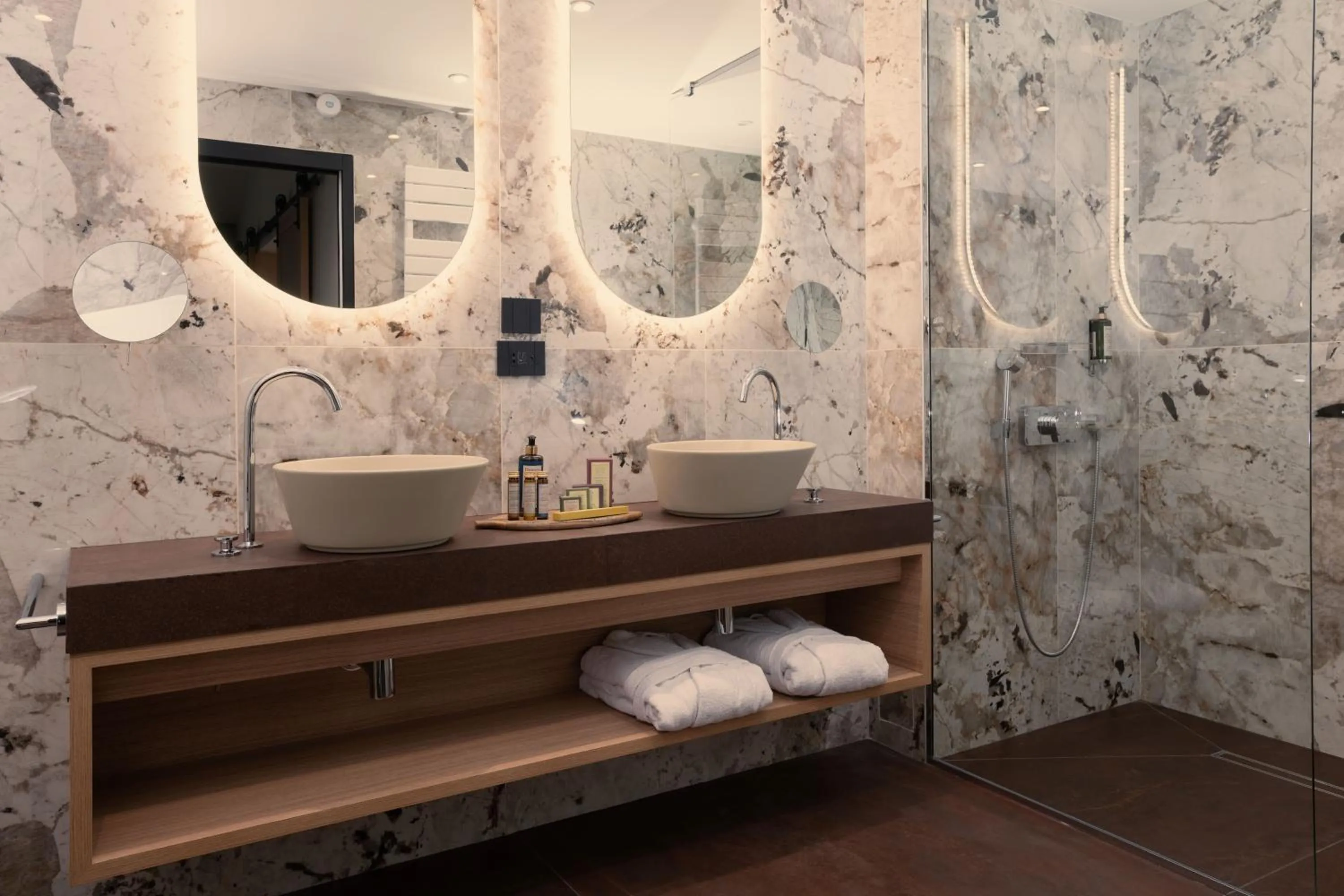 Shower in Hôtel Parc du Landreau