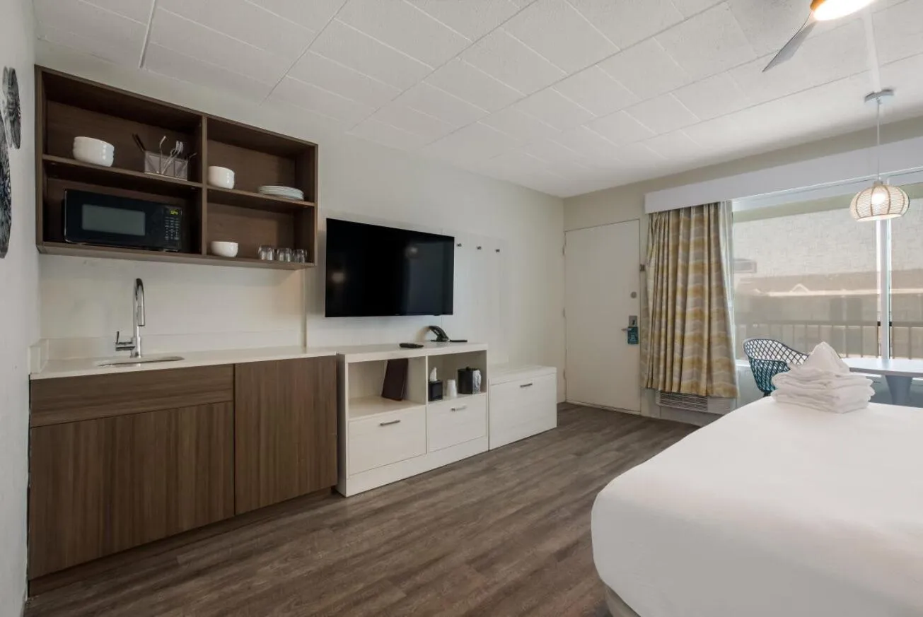 Kitchen or kitchenette, Bed in Hotel Cabana Oceanfront/Boardwalk