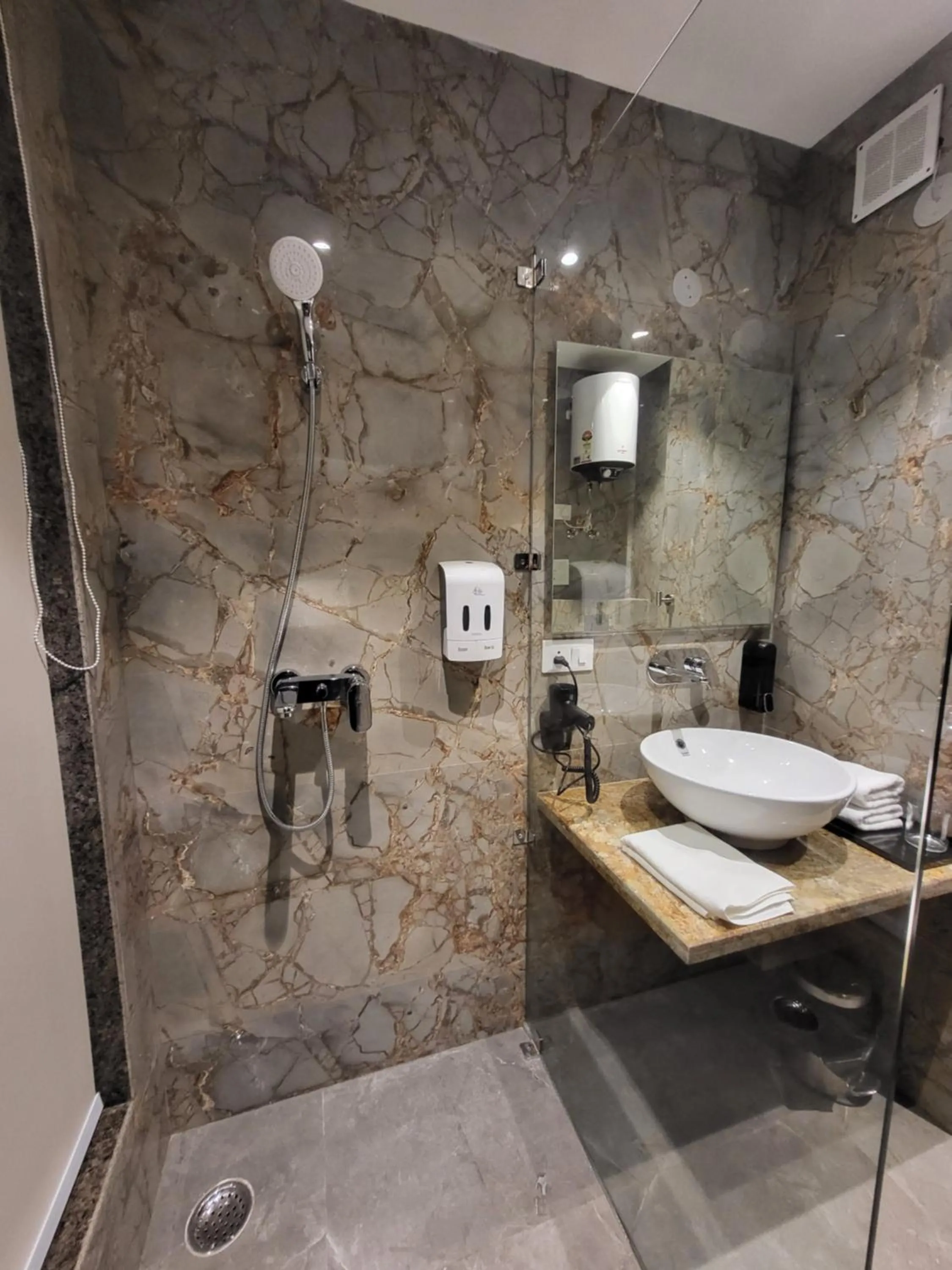 Shower in Belvedere Suites