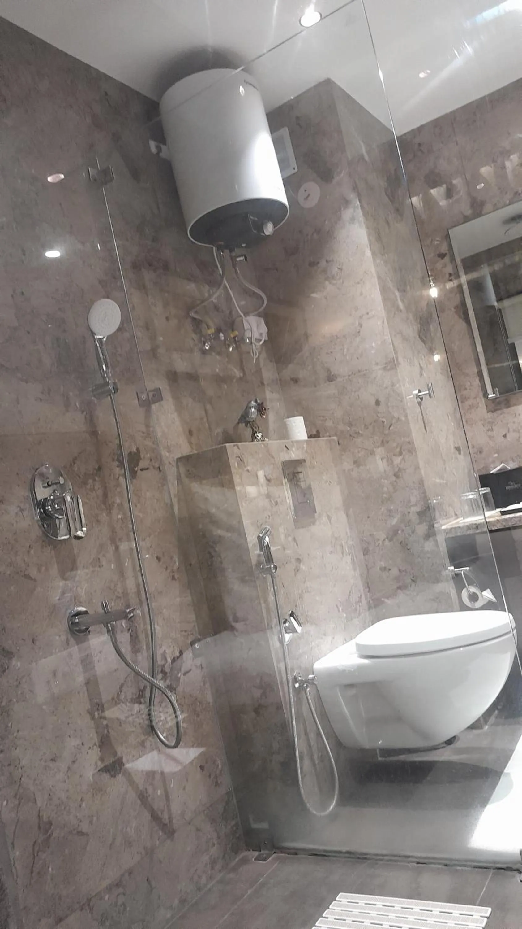 Shower in Belvedere Suites