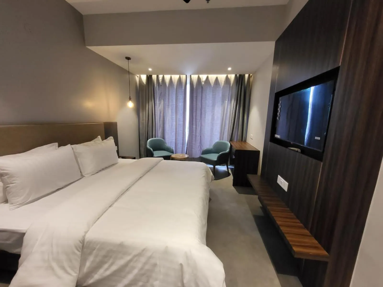 Communal lounge/ TV room, Bed in Belvedere Suites