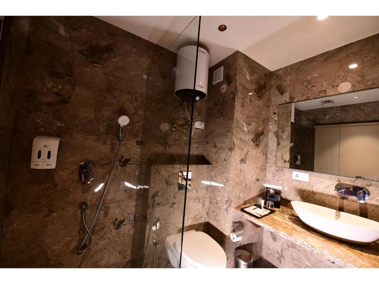 Shower in Belvedere Suites