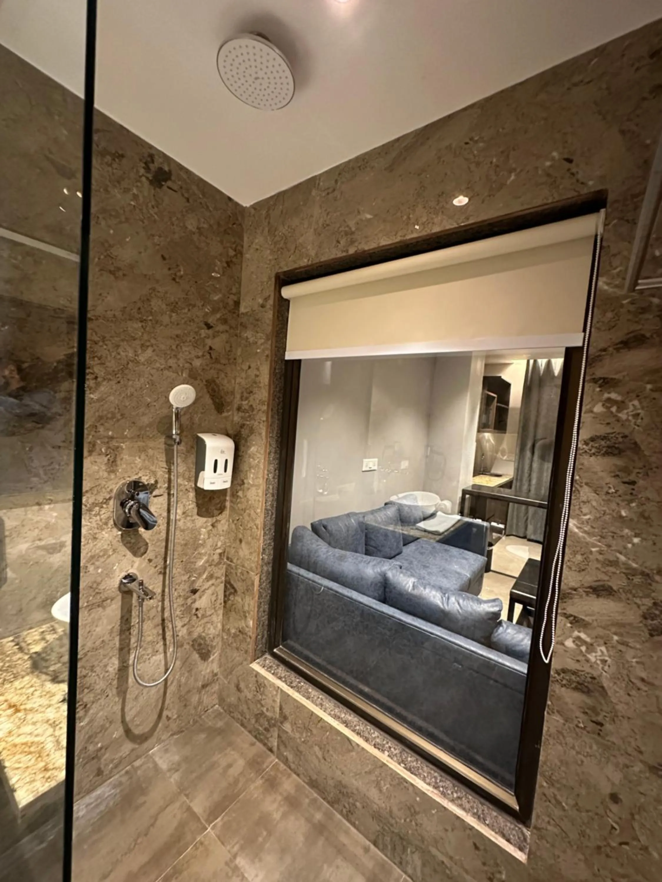 Shower, Bed in Belvedere Suites