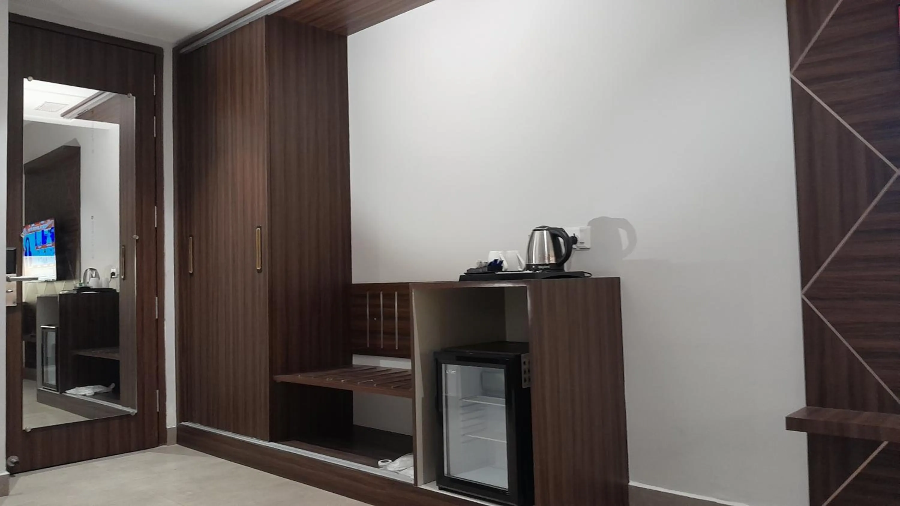 Coffee/tea facilities in Belvedere Suites