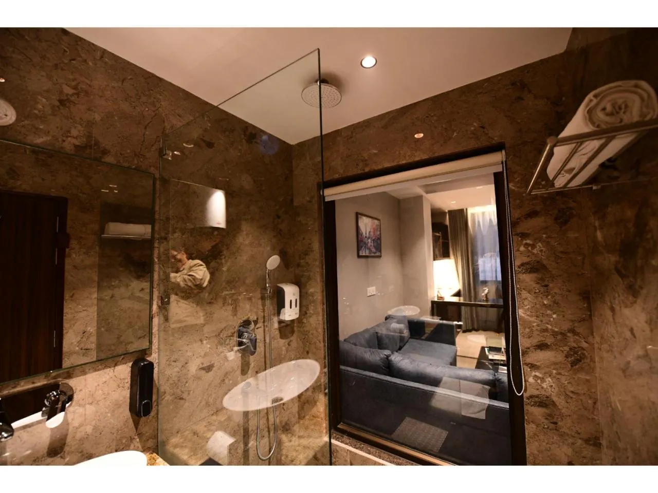Shower in Belvedere Suites