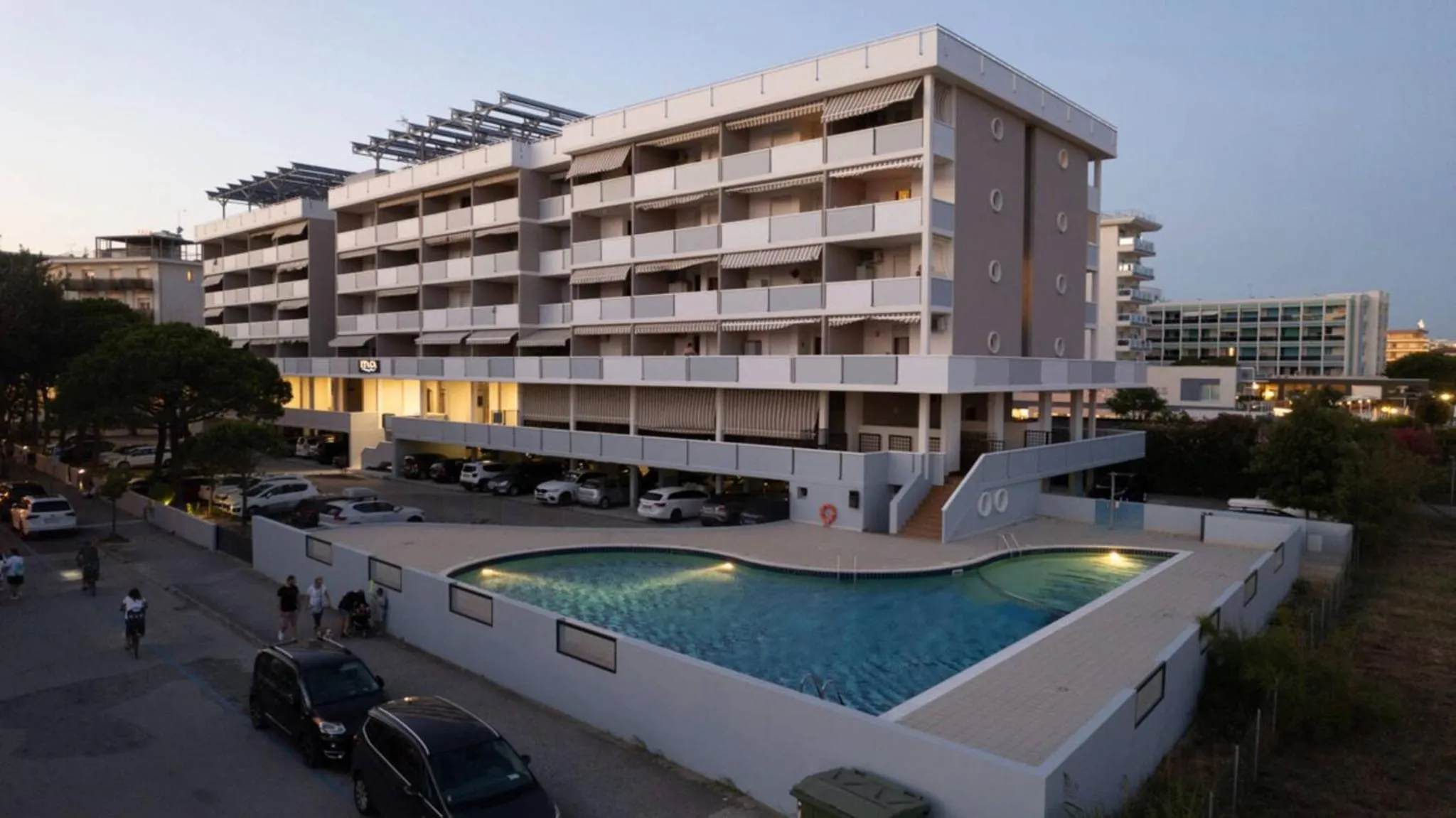 Beachfront colourful flat with swimming pool