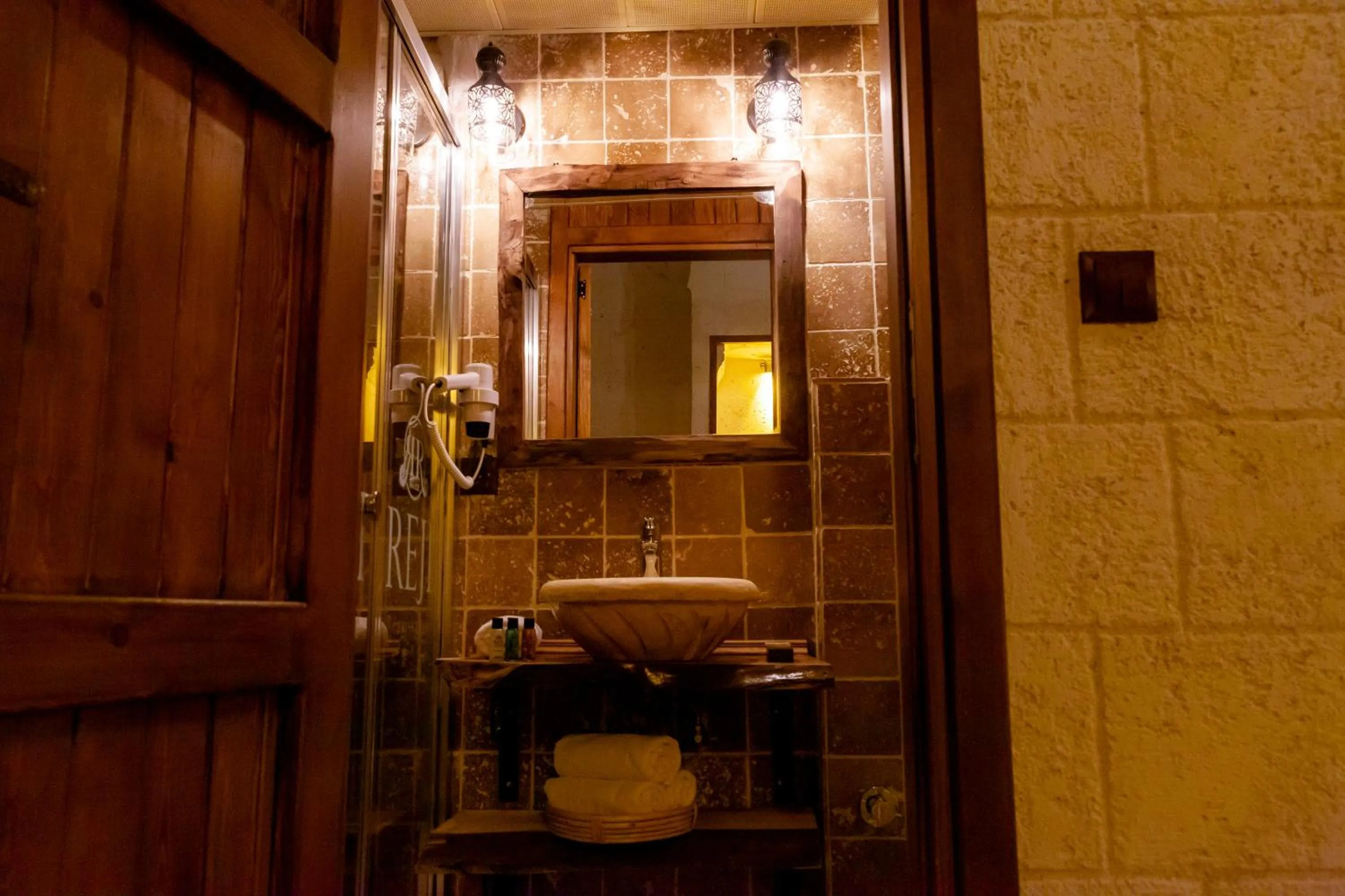 Shower in Reji Boutique Hotel